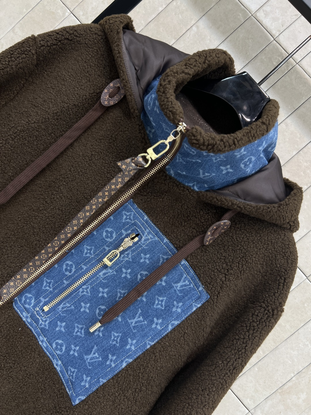 L家 25秋冬新款 牛仔老花拼接羊羔绒外套 连帽立领羊羔绒 秋冬穿超舒服！立领和背部牛仔Monogram