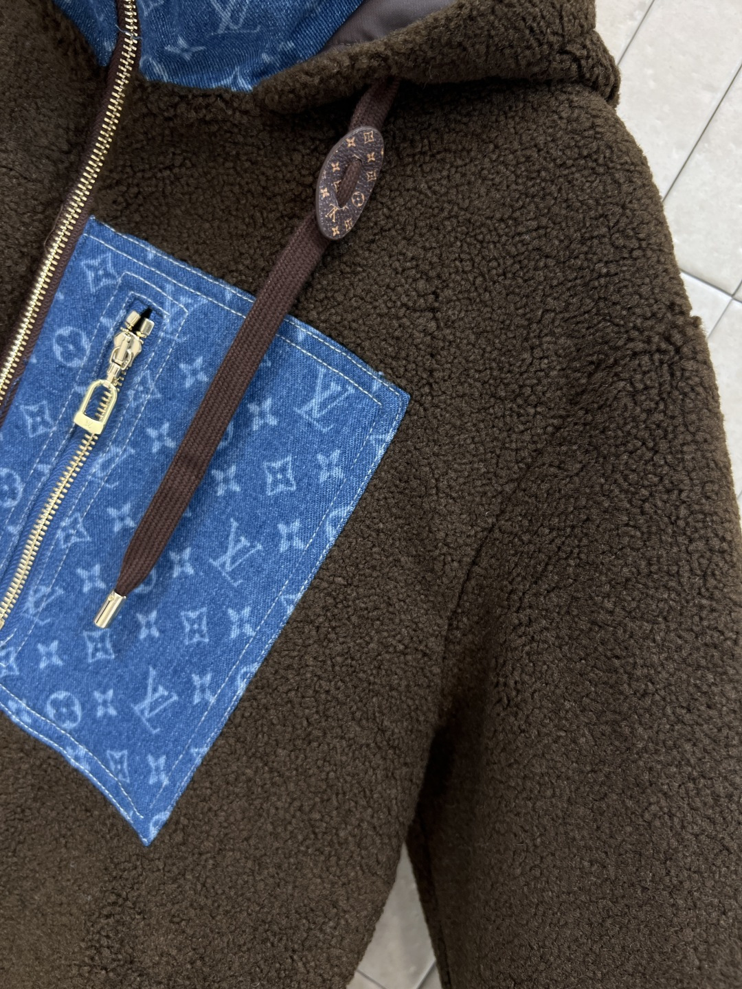 L家 25秋冬新款 牛仔老花拼接羊羔绒外套 连帽立领羊羔绒 秋冬穿超舒服！立领和背部牛仔Monogram