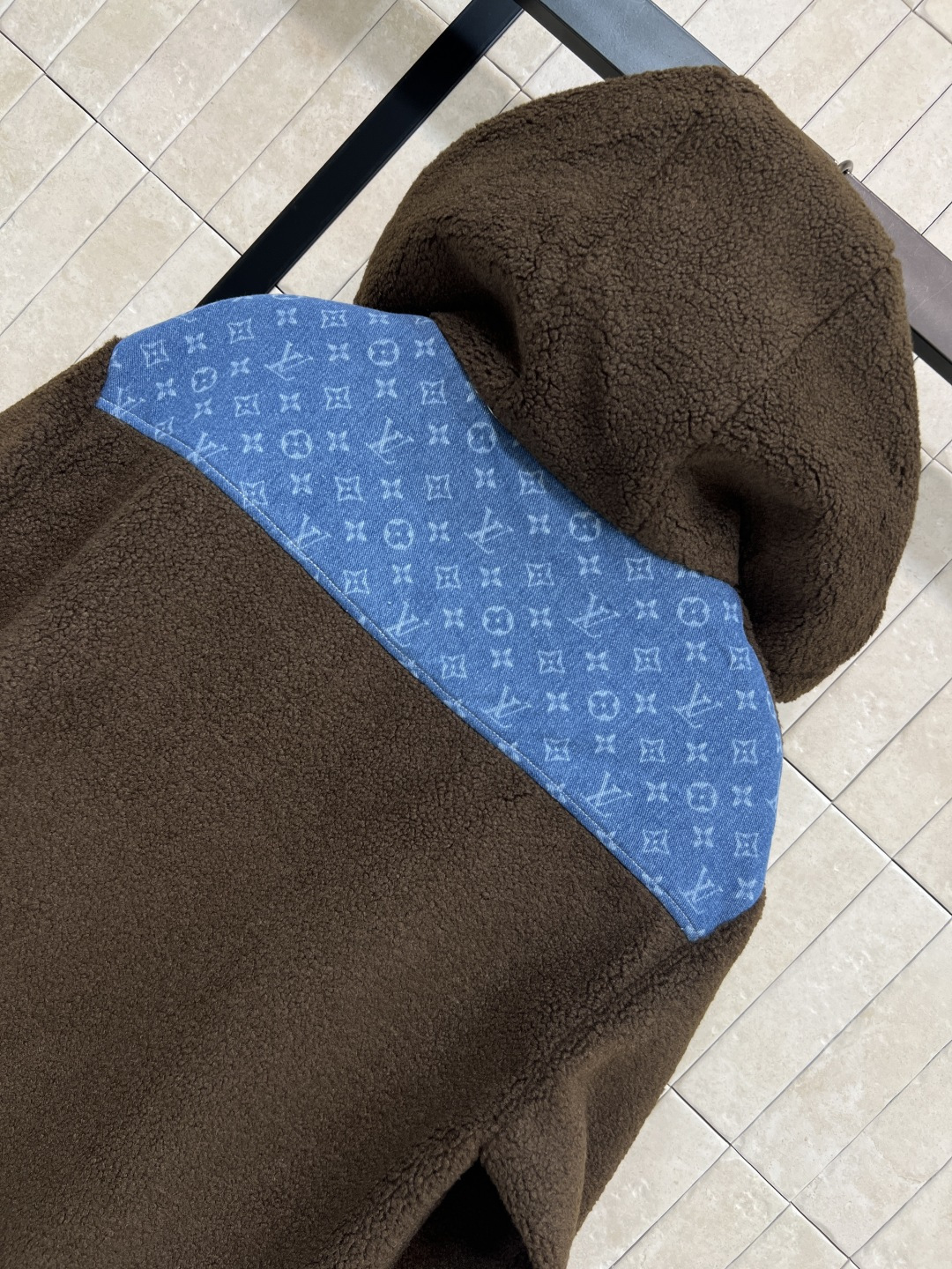 L家 25秋冬新款 牛仔老花拼接羊羔绒外套 连帽立领羊羔绒 秋冬穿超舒服！立领和背部牛仔Monogram