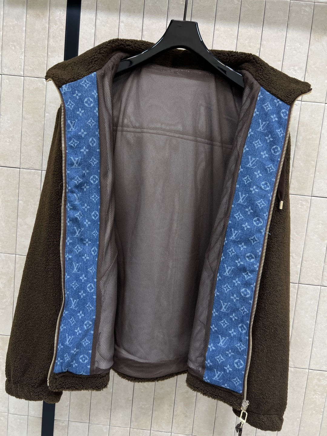 L家 25秋冬新款 牛仔老花拼接羊羔绒外套 连帽立领羊羔绒 秋冬穿超舒服！立领和背部牛仔Monogram