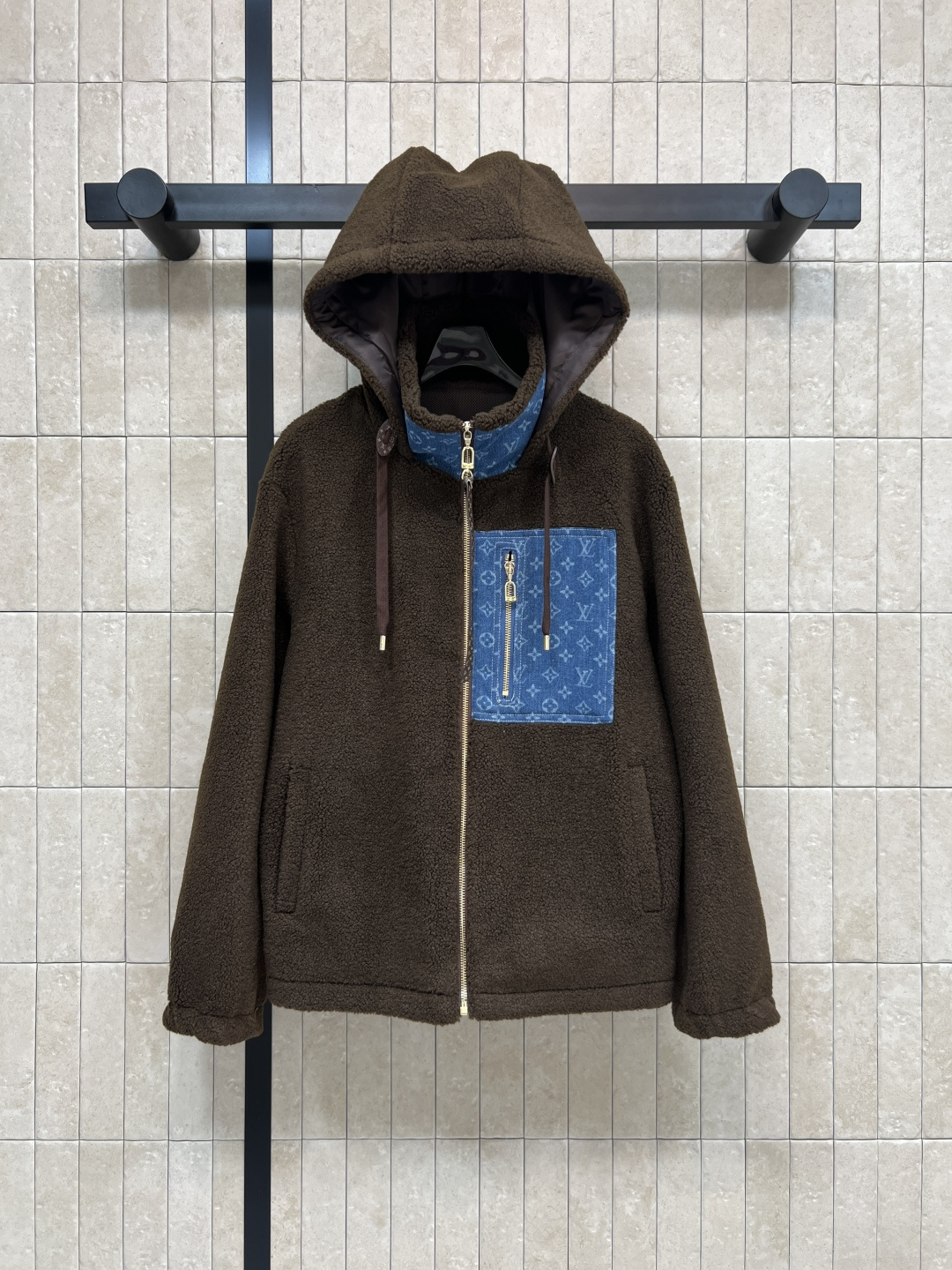 NO:566015,L's 25 new autumn and winter style denim presbyopic splicing sherpa jacket hooded stand collar sherpa super comfortable to wear in autumn and winter!  The stand-up collar and back denim Monogram presbyopia pattern is very recognizable, retro and fashionable, full of layering~ Zipper closure, easy to put on and take off, casual and practical, suitable for commuting or weekend trips. Pair with jeans or casual pants to easily get a warm and comfortable style. Two colors and four sizes S-M-L-XL, Louis Vuitton, Jeans, Jackets & coats, hats, Alexander Wang19860909L家 25秋冬新款 牛仔老花拼接羊羔绒外套 连帽立领羊羔绒 秋冬穿超舒服！立领和背部牛仔Monogram老花图案超有辨识度 复古又时髦 层次感满分～ 拉链开合 穿脱方便 休闲又实用 通勤或周末出行都很适合 搭配牛仔裤或休闲裤 轻松get温暖舒适穿搭风格 两色四码S-M-L-XL,,louis vuitton,jeans,jackets & coats,hats,alexander wang,Women's clothing