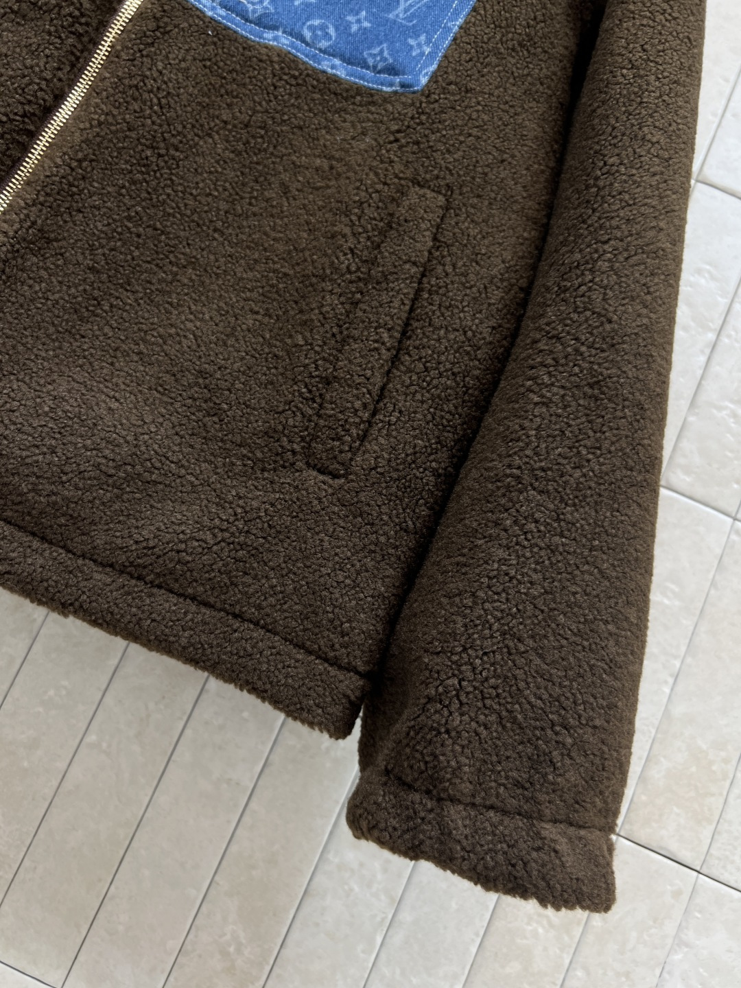 L家 25秋冬新款 牛仔老花拼接羊羔绒外套 连帽立领羊羔绒 秋冬穿超舒服！立领和背部牛仔Monogram