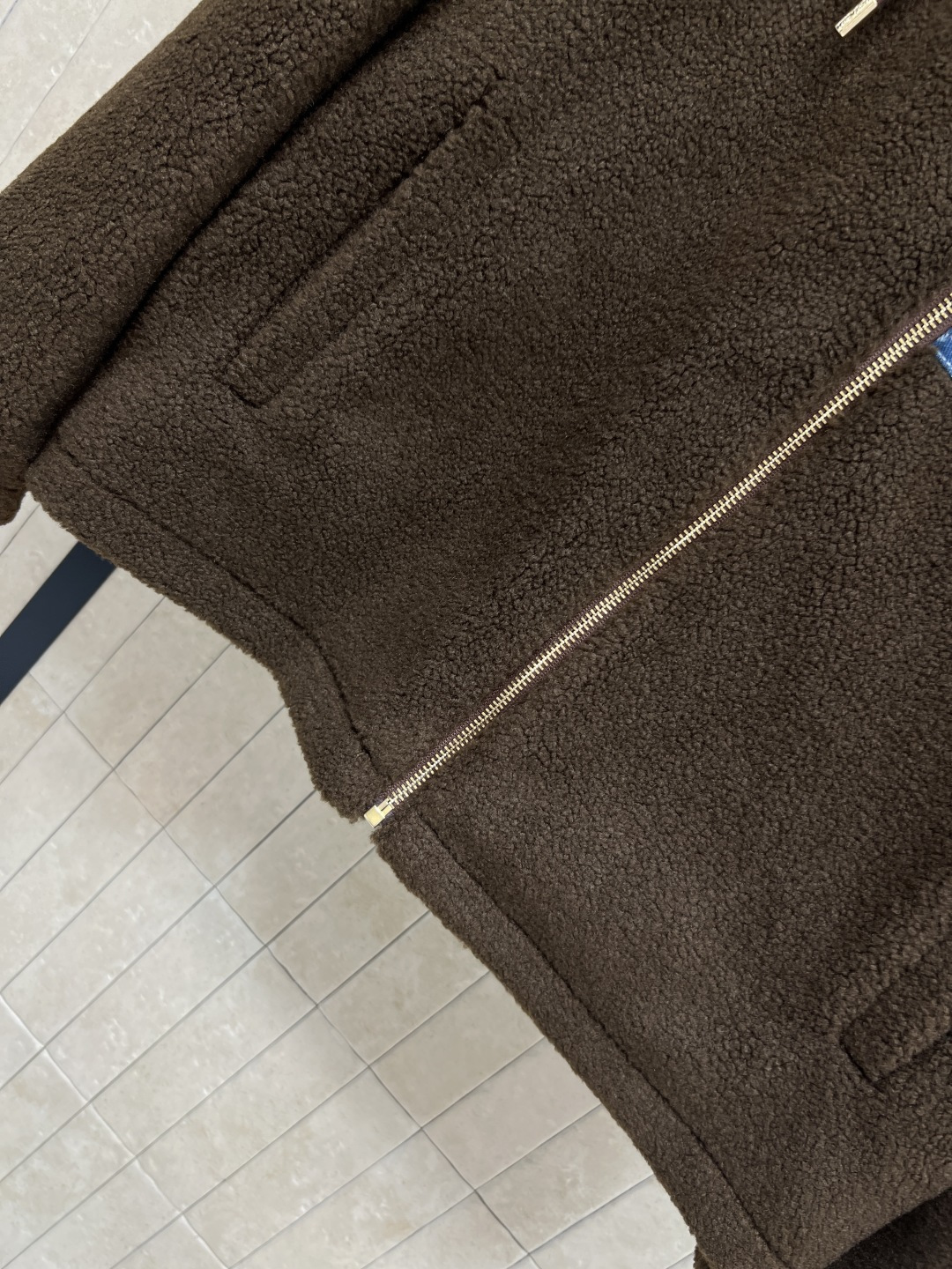 L家 25秋冬新款 牛仔老花拼接羊羔绒外套 连帽立领羊羔绒 秋冬穿超舒服！立领和背部牛仔Monogram