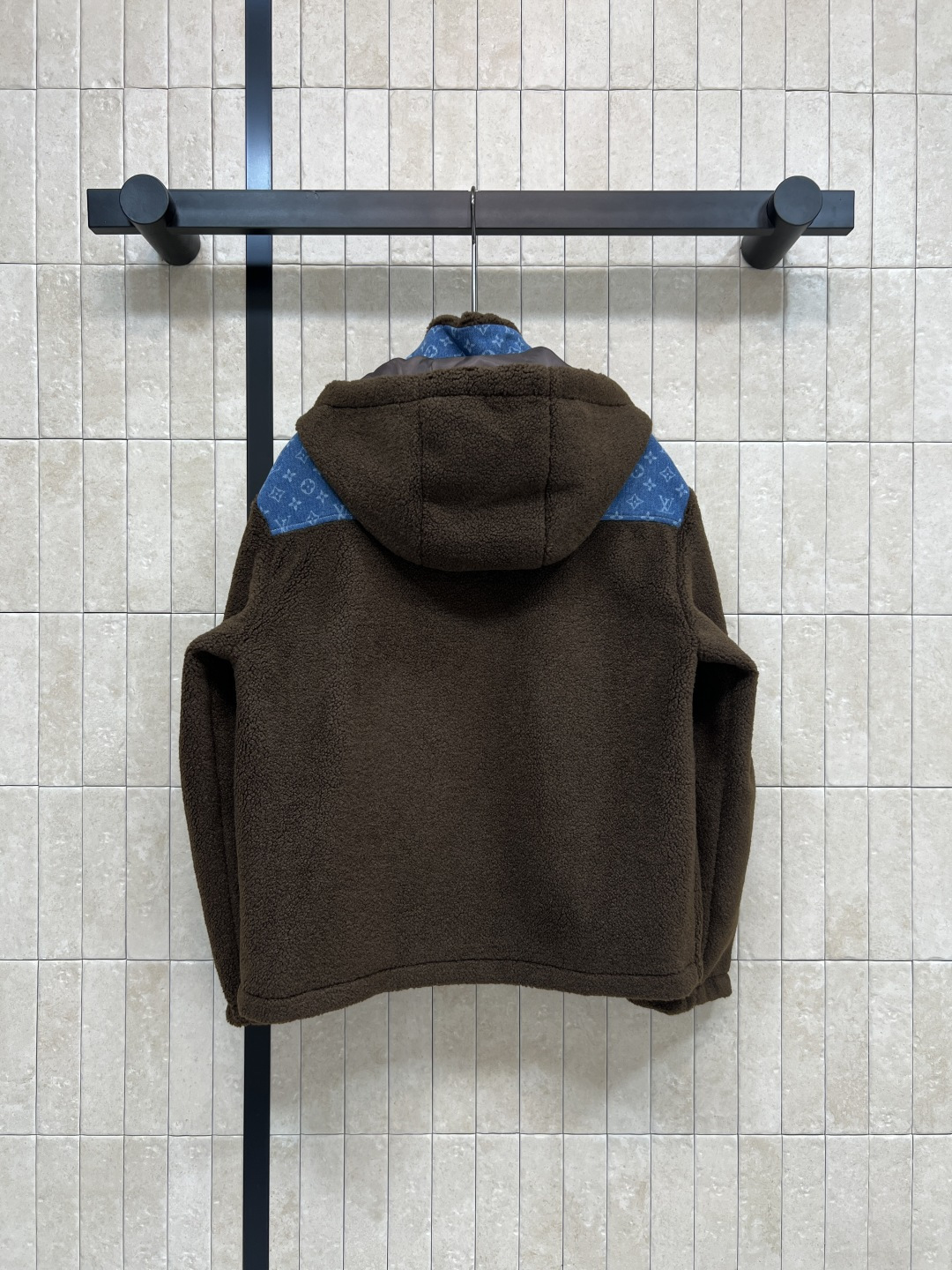 L家 25秋冬新款 牛仔老花拼接羊羔绒外套 连帽立领羊羔绒 秋冬穿超舒服！立领和背部牛仔Monogram