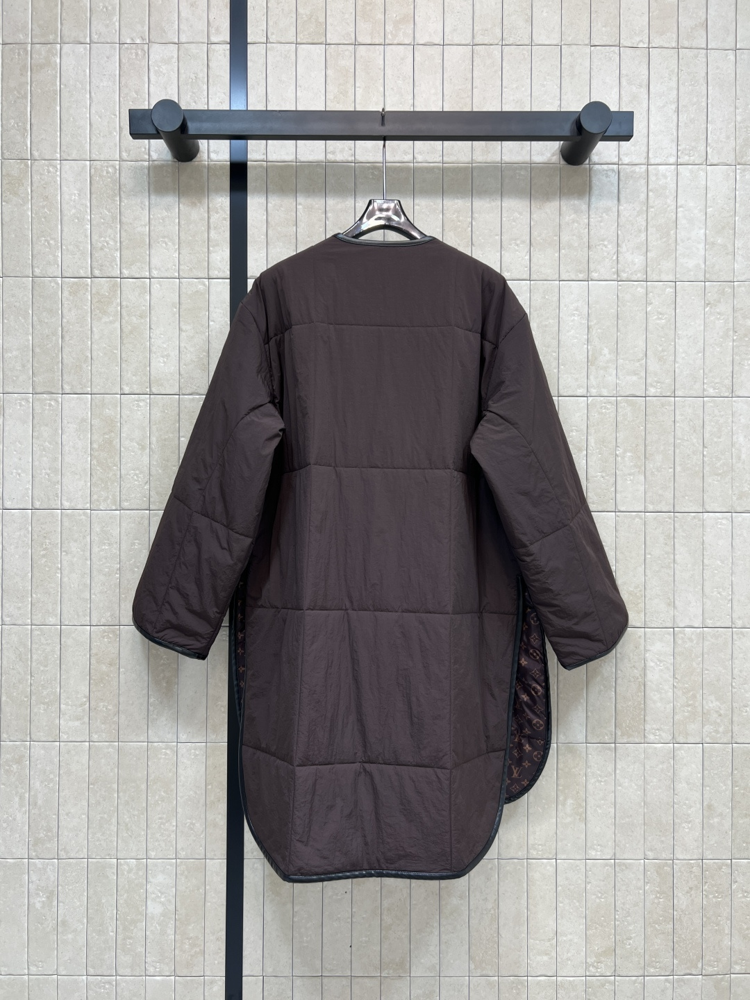 L家 25秋冬新款 深棕色绗缝棉服 宽松廓形大口袋黑色皮革包边 轻质防水面料+高品质填充 保暖又舒适 秋