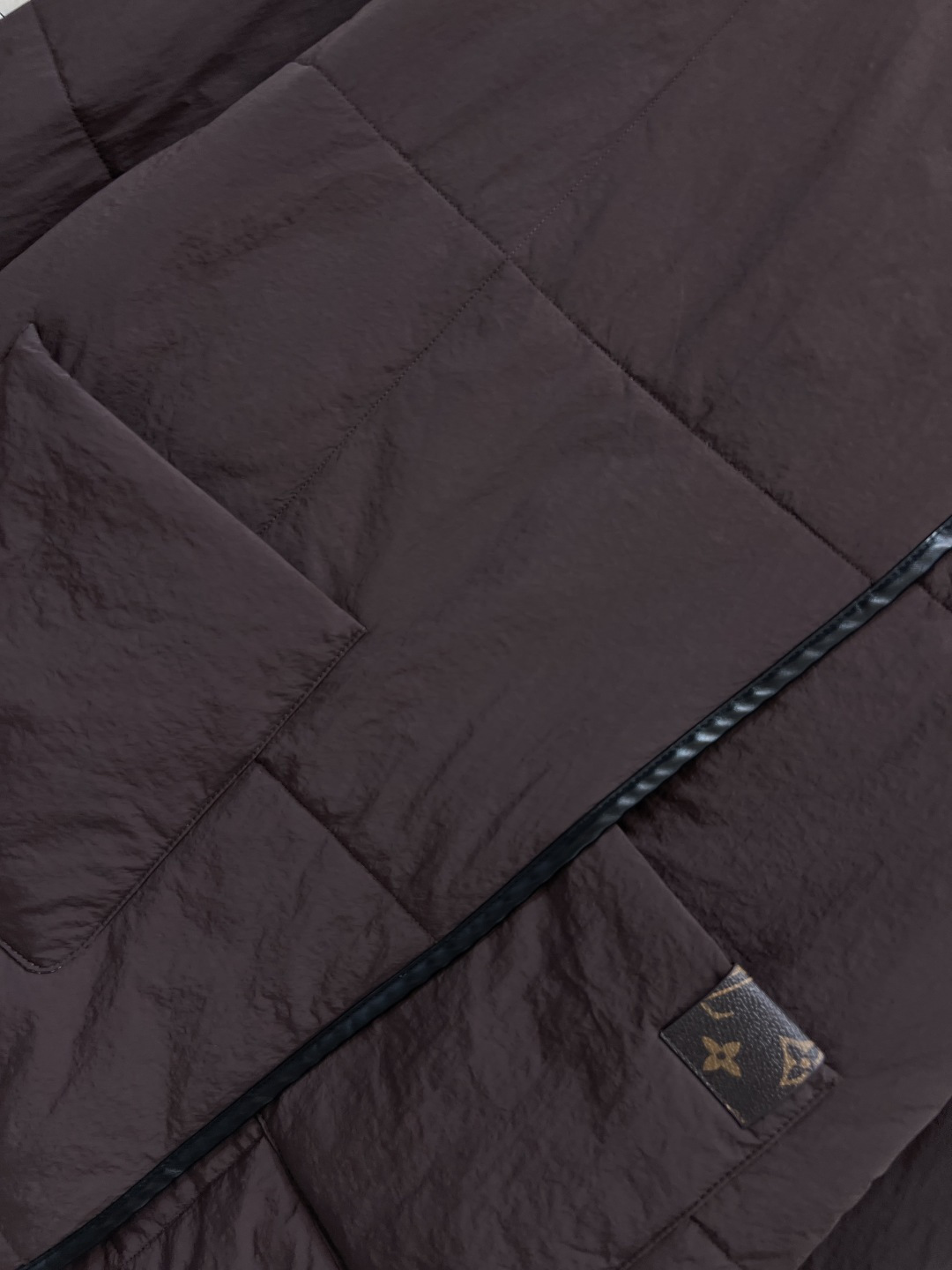 L家 25秋冬新款 深棕色绗缝棉服 宽松廓形大口袋黑色皮革包边 轻质防水面料+高品质填充 保暖又舒适 秋