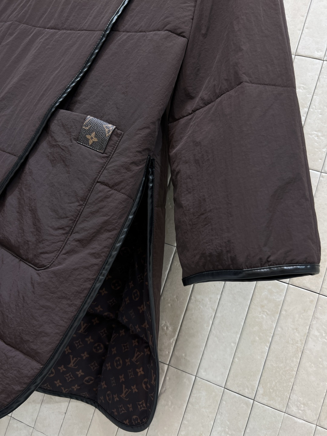 L家 25秋冬新款 深棕色绗缝棉服 宽松廓形大口袋黑色皮革包边 轻质防水面料+高品质填充 保暖又舒适 秋