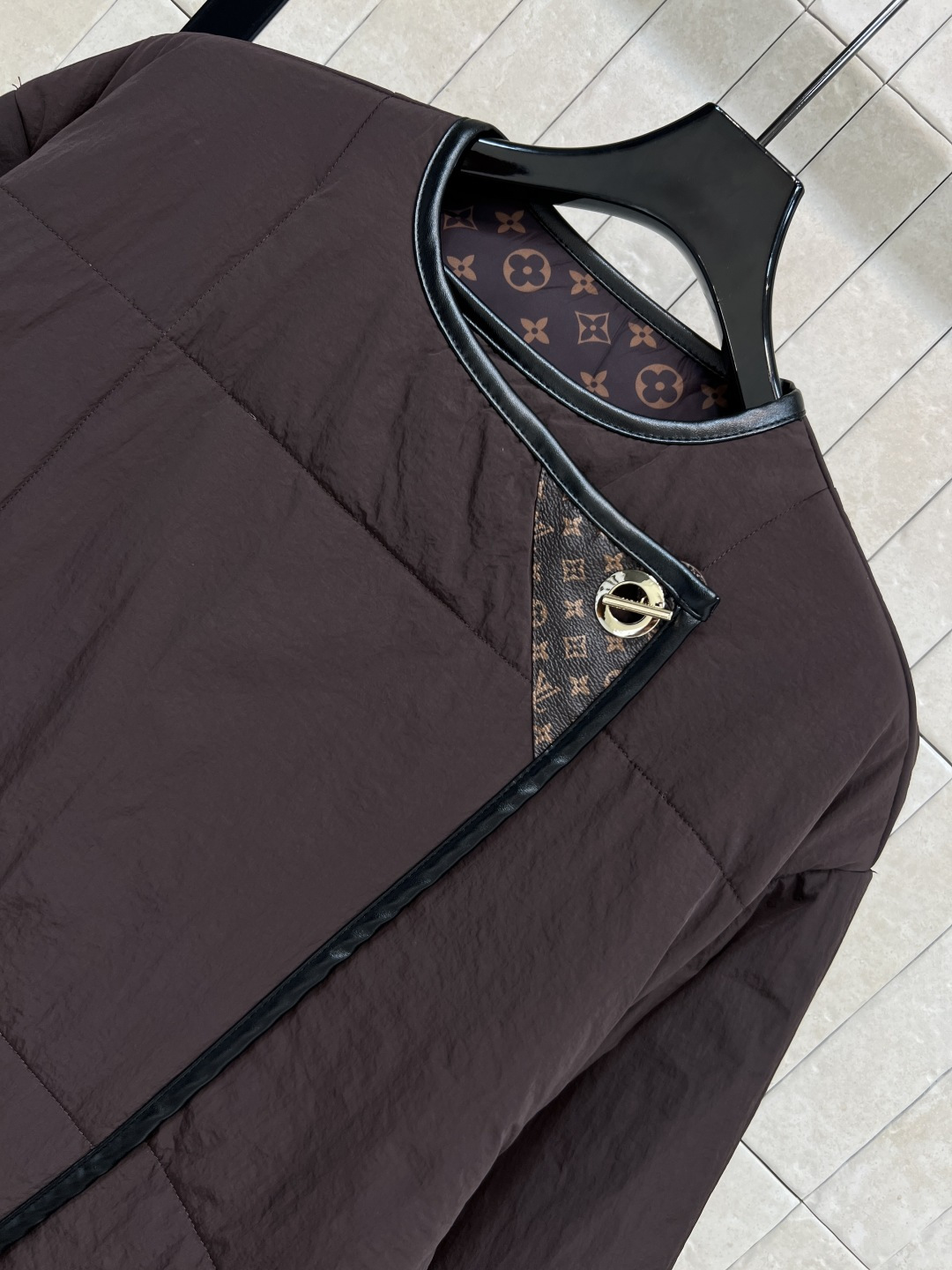 L家 25秋冬新款 深棕色绗缝棉服 宽松廓形大口袋黑色皮革包边 轻质防水面料+高品质填充 保暖又舒适 秋