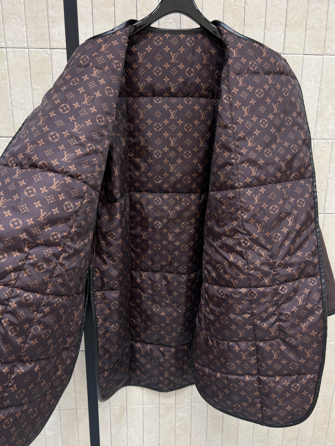 L家 25秋冬新款 深棕色绗缝棉服 宽松廓形大口袋黑色皮革包边 轻质防水面料+高品质填充 保暖又舒适 秋