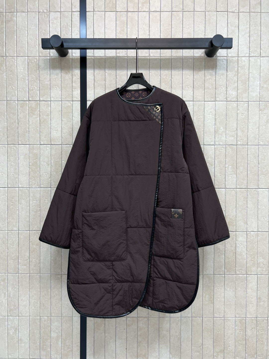 NO:565976,L's 25 new autumn and winter style dark brown quilted cotton jacket, loose-fitting large pockets, black leather binding, lightweight waterproof fabric + high-quality filling, warm and comfortable, very suitable for autumn and winter, beveled logo chain buckle on the collar + slit details on both sides of the hem, super design sense, classic Monogram lining inside, full of low-key luxury, can be worn for daily commuting and leisure, paired with simple trousers or boots, you can easily get a sense of luxury!  Four sizes in one color Size/S-M-L- XL,,louis vuitton,boots,alexander wang19860909L家 25秋冬新款 深棕色绗缝棉服 宽松廓形大口袋黑色皮革包边 轻质防水面料+高品质填充 保暖又舒适 秋冬穿超合适 领口做的斜边logo链条扣+衣摆两侧开叉细节 超级有设计感 里面经典Monogram内衬 低调奢华感满满 日常通勤、休闲都能穿 搭配简约裤装或靴子 轻松get高级感！一色四码 Size/S-M-L- XL,,louis vuitton,boots,alexander wang,Women's clothing