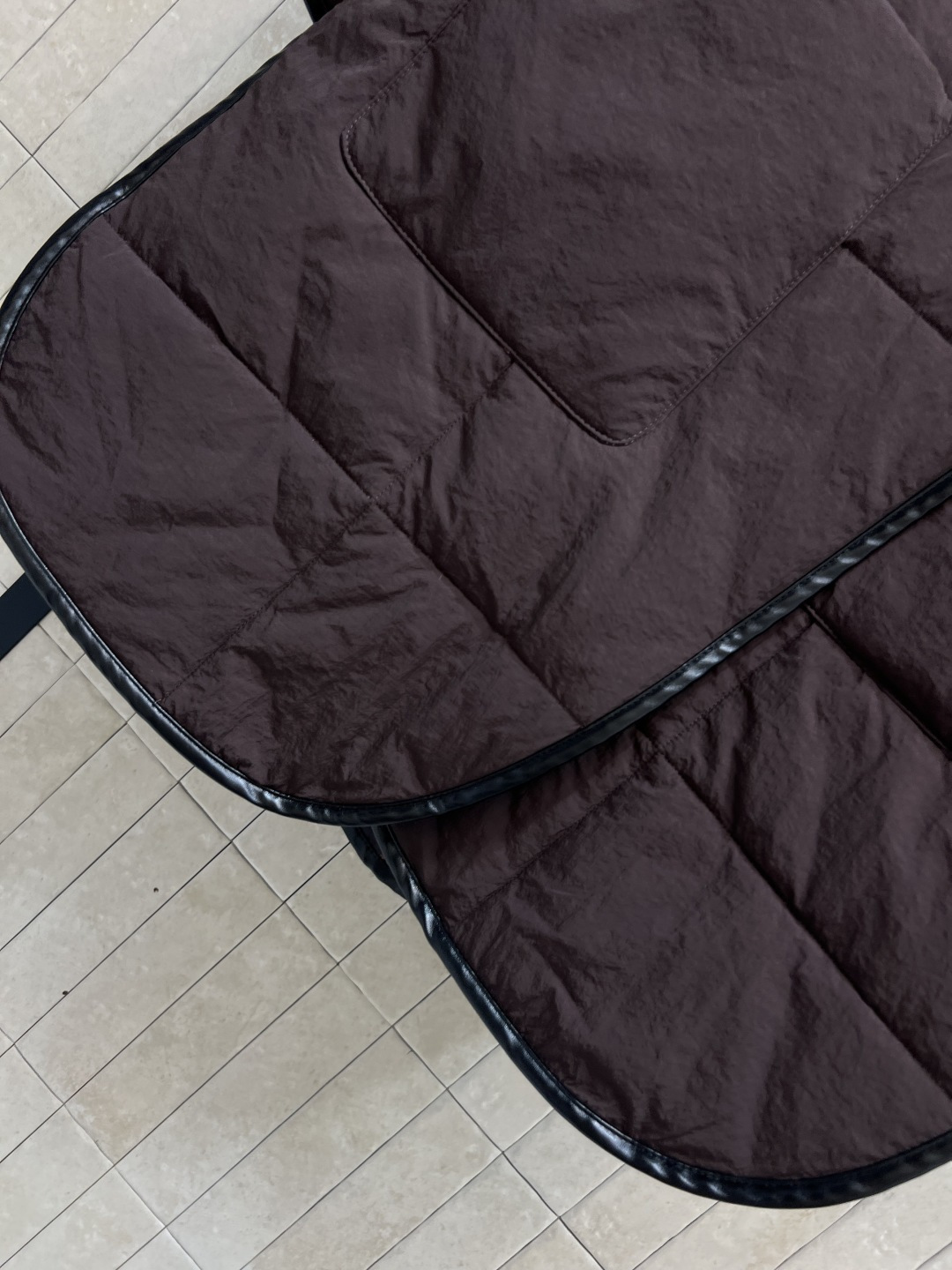 L家 25秋冬新款 深棕色绗缝棉服 宽松廓形大口袋黑色皮革包边 轻质防水面料+高品质填充 保暖又舒适 秋