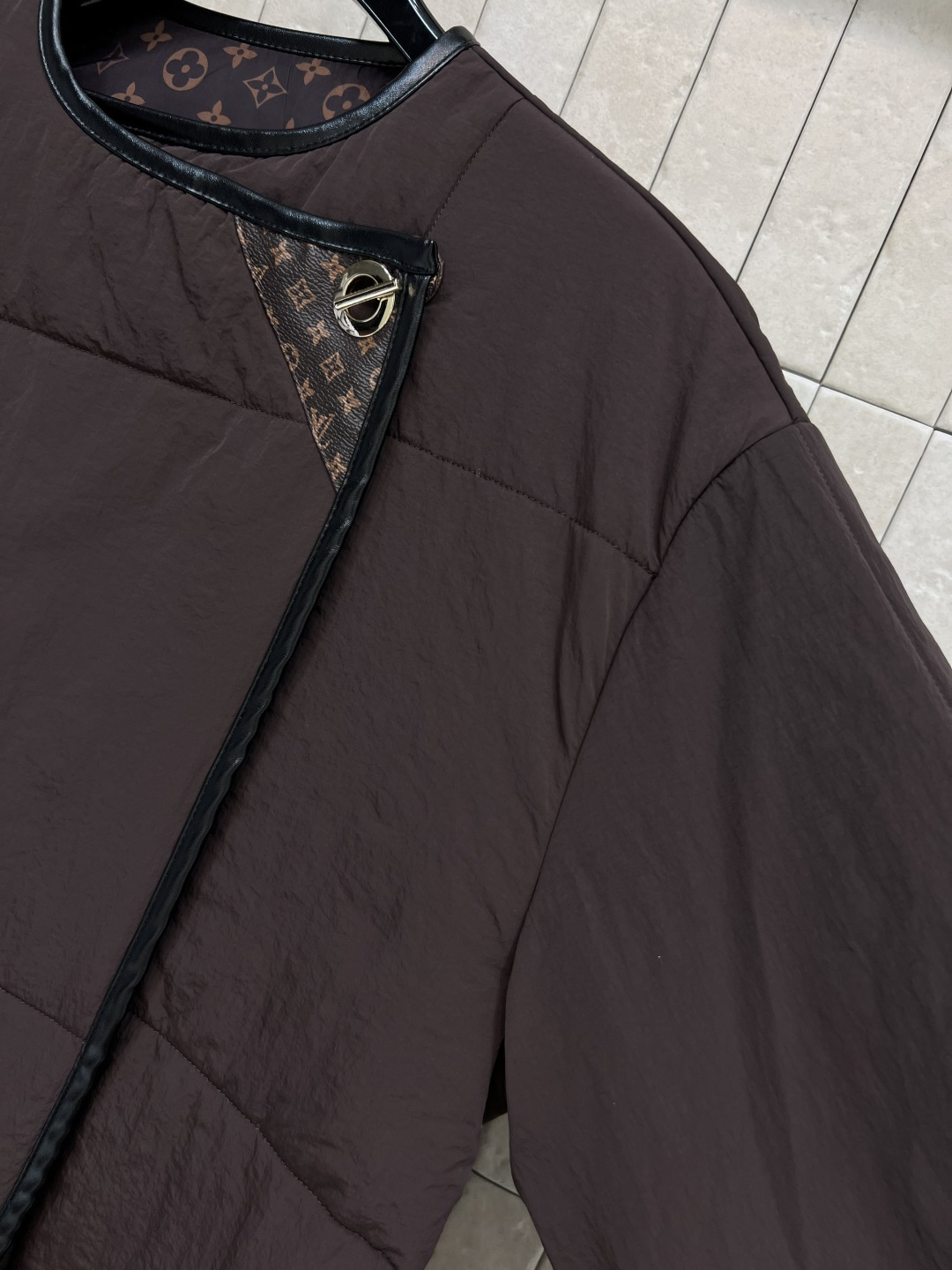 L家 25秋冬新款 深棕色绗缝棉服 宽松廓形大口袋黑色皮革包边 轻质防水面料+高品质填充 保暖又舒适 秋