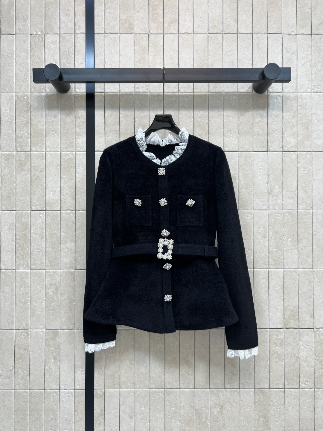 NO:565986,Self 25 new autumn and winter velvet chenille knitted jacket, soft, wear-resistant and anti-static, super comfortable to wear in autumn and winter!  The main color is black + exquisite rhinestone buckles, French lace embellishments, full of retro elegance, and the belt waist design shows your figure. The short version is friendly to small people. It goes well with high-waisted pants or skirts ~ it can be easily used for daily commuting and light formal occasions. Practical and fashionable, it is a must-have and versatile item for autumn and winter wardrobes!  One color and three codes SML,,skirts,jackets & coats,alexander wang19860909Self 25秋冬新款 丝绒雪尼尔针织外套 柔软耐磨又抗静电 秋冬穿超舒服！黑色主调+精致水钻扣 法式蕾丝边点缀 复古优雅感拉满 腰带收腰设计显身材 短款版型小个子友好 搭配高腰裤或裙都很出彩~日常通勤、轻正式场合都能轻松驾驭 实用又时髦 是秋冬衣橱必备百搭单品！一色三码 SML,,skirts,jackets & coats,alexander wang,Women's clothing