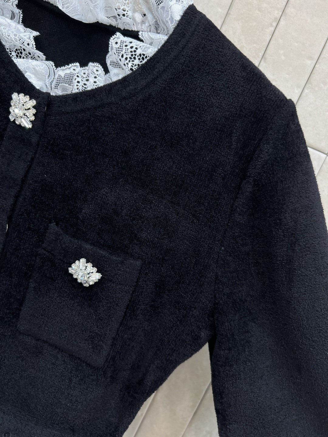 Self 25秋冬新款 丝绒雪尼尔针织外套 柔软耐磨又抗静电 秋冬穿超舒服！黑色主调+精致水钻扣 法式蕾