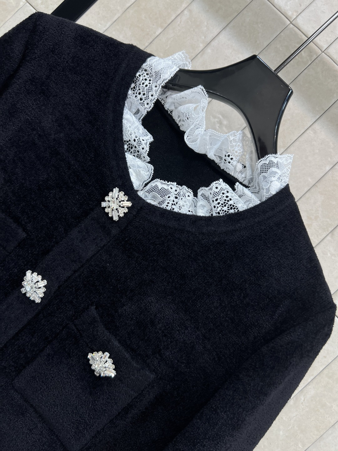 Self 25秋冬新款 丝绒雪尼尔针织外套 柔软耐磨又抗静电 秋冬穿超舒服！黑色主调+精致水钻扣 法式蕾