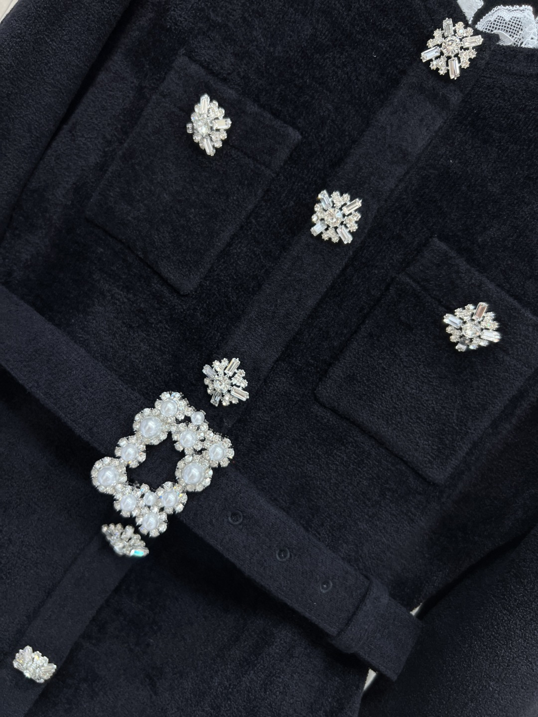 Self 25秋冬新款 丝绒雪尼尔针织外套 柔软耐磨又抗静电 秋冬穿超舒服！黑色主调+精致水钻扣 法式蕾