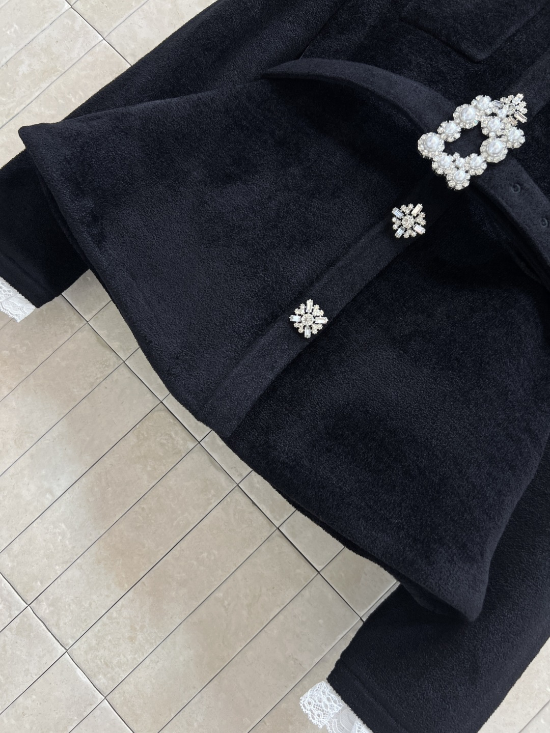 Self 25秋冬新款 丝绒雪尼尔针织外套 柔软耐磨又抗静电 秋冬穿超舒服！黑色主调+精致水钻扣 法式蕾