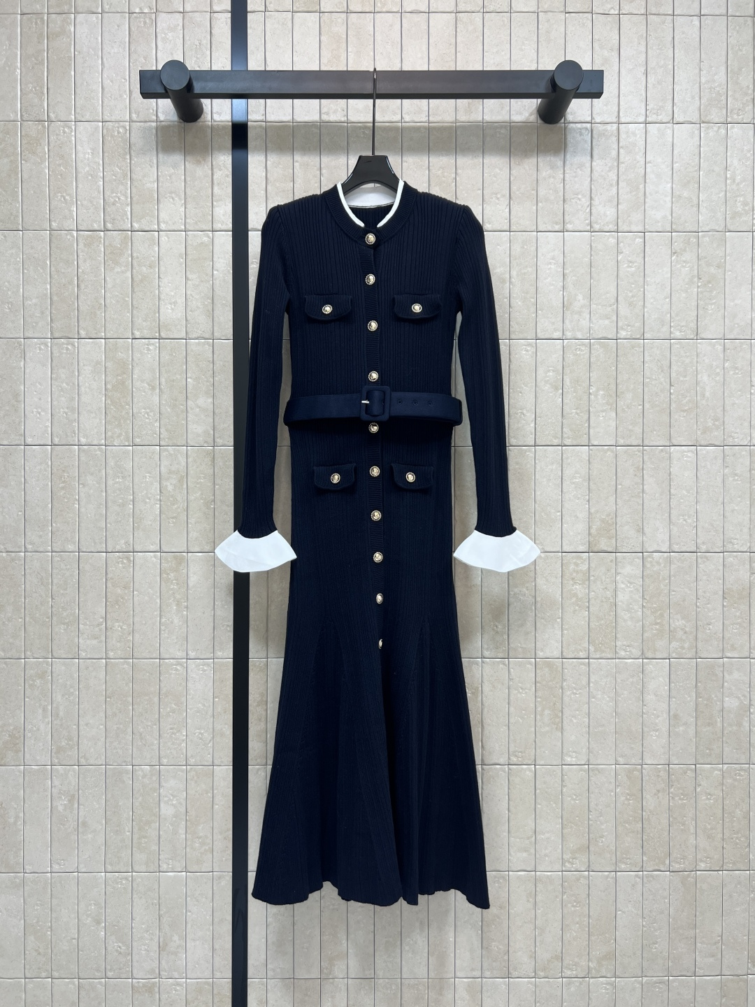 NO:565991,Self 25 new autumn and winter new navy blue knitted long dress, super comfortable to wear in autumn and winter!  The stand-up collar + golden buttons + belt are full of retro style. The cuffs are white with contrasting colors, elegant and lively. Slim-fitting tailoring outlines the body curves. The fishtail skirt brings aura when walking ~ can be easily used for commuting, dating and formal occasions. Paired with a coat or high heels for a more high-end look. A must-have temperament item in autumn and winter!  One color three codes SML,,high heels,skirts,alexander wang19860909Self 25秋冬新款 藏蓝针织长款连衣裙 秋冬穿超舒服！立领+金色纽扣+腰带 复古小香风感满满 袖口白边撞色,优雅又活泼 修身剪裁勾勒身材曲线 鱼尾裙摆走路自带气场~通勤、约会、正式场合都能轻松驾驭 搭配大衣或高跟鞋更显高级感 秋冬必入的气质单品！一色三码 SML,,high heels,skirts,alexander wang,Women's clothing