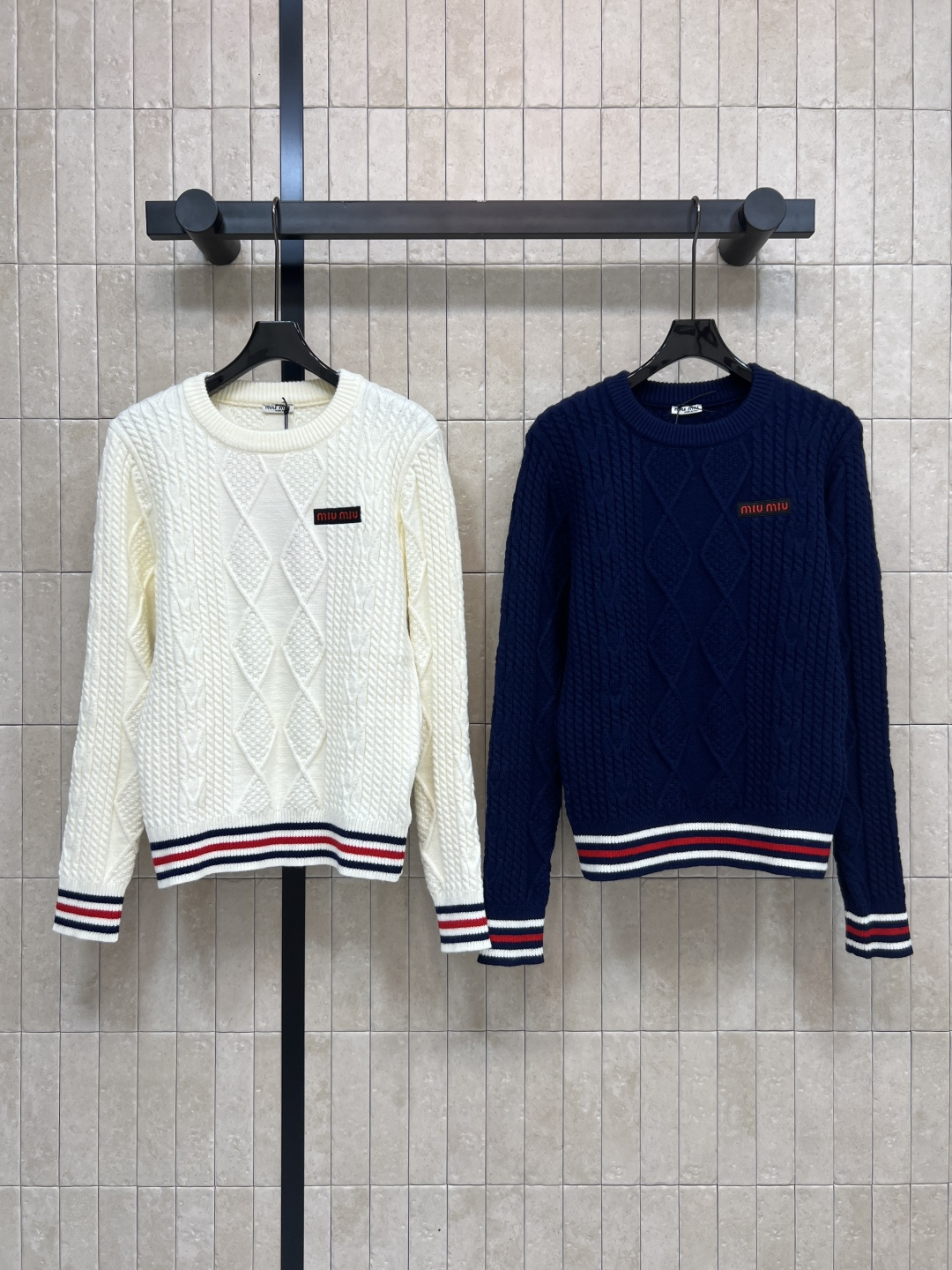 NO:566001,MIu Home 25 new autumn and winter twist jacquard knitted sweater, classic twist texture + contrasting stripes, full of college style!  Soft knitted fabric, super comfortable to wear in autumn and winter, warm and breathable, red, white and blue stripes on the cuffs and hem, full of vitality, suitable for daily leisure or light sports, looks great with jeans or casual pants, also very atmospheric when worn by couples, two colors and three sizes SML,,miumiu,jeans,sweaters,alexander wang19860909MIu家 25秋冬新款 麻花提花针织毛衣 经典麻花纹理+撞色条纹 学院风满满！柔软针织面料 秋冬穿超舒服 保暖又透气 袖口和下摆红白蓝条纹 活力感十足 日常休闲或轻运动都OK 配牛仔裤或休闲裤都很出彩 情侣穿也超有氛围感两色三码 SML,,miumiu,jeans,sweaters,alexander wang,Women's clothing
