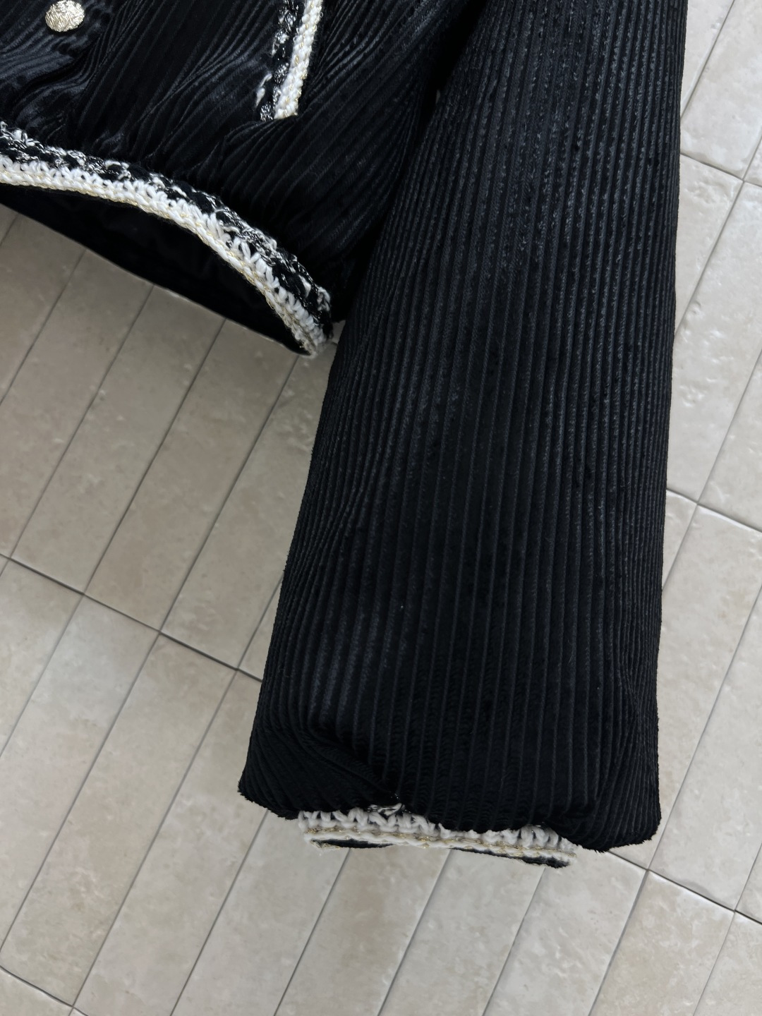 小香家 25秋冬新款 黑色灯芯绒外套 柔软舒适 复古优雅 秋冬穿搭必备！圆领+编织花边 定制金纽扣装饰 