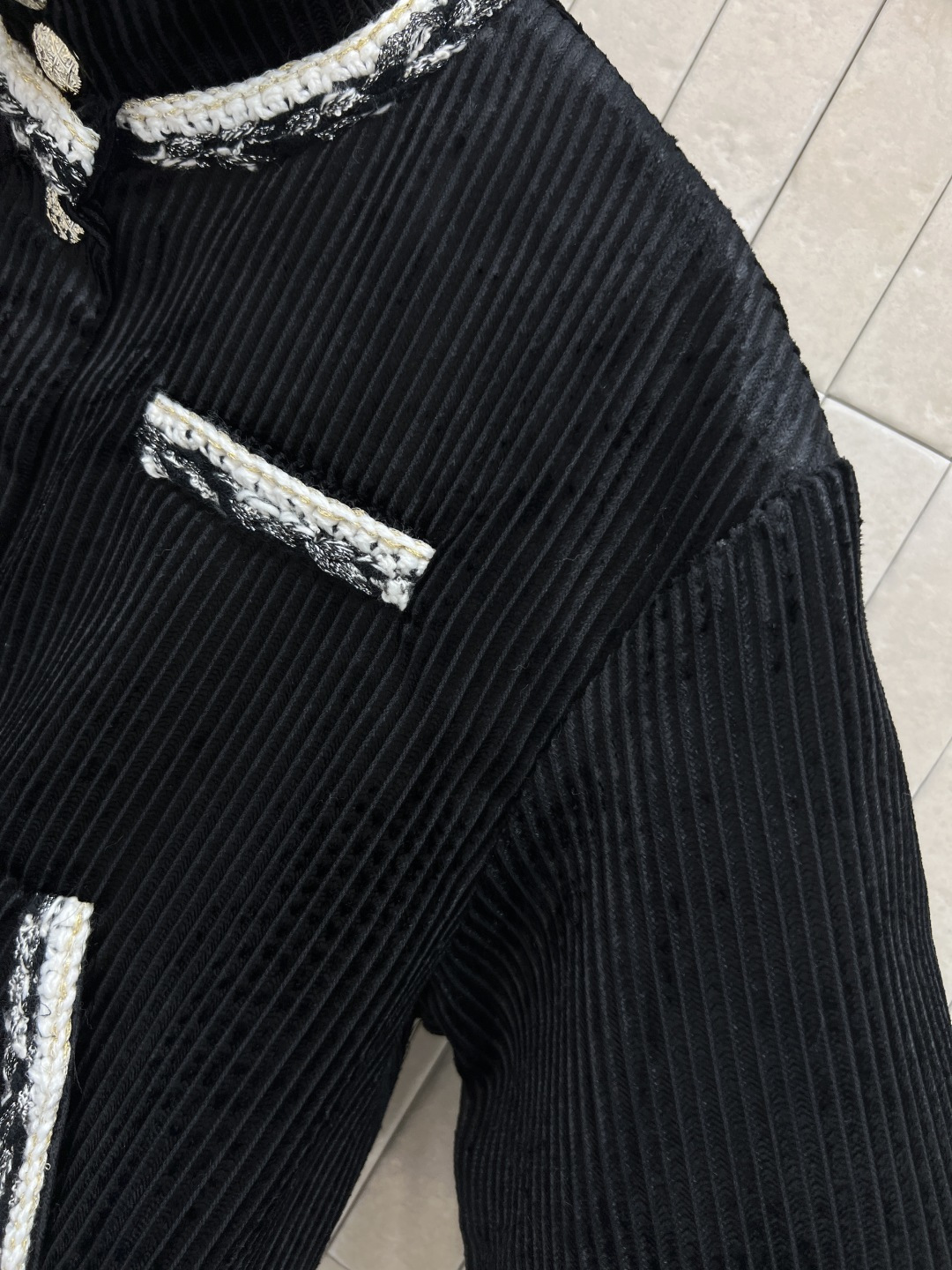 小香家 25秋冬新款 黑色灯芯绒外套 柔软舒适 复古优雅 秋冬穿搭必备！圆领+编织花边 定制金纽扣装饰 