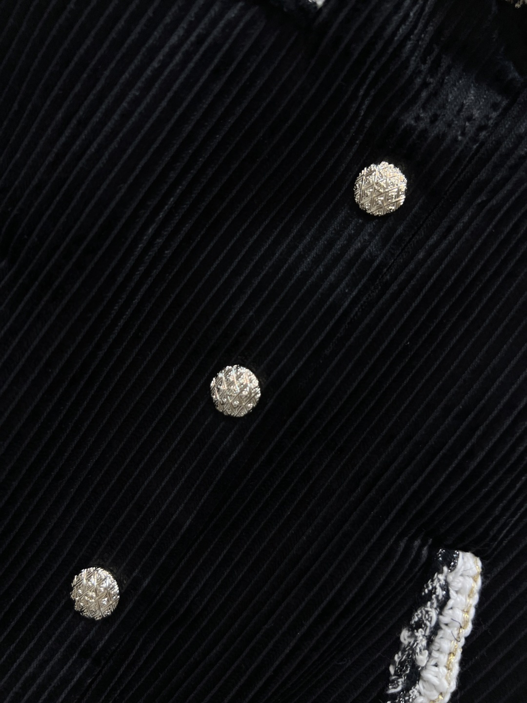 小香家 25秋冬新款 黑色灯芯绒外套 柔软舒适 复古优雅 秋冬穿搭必备！圆领+编织花边 定制金纽扣装饰 