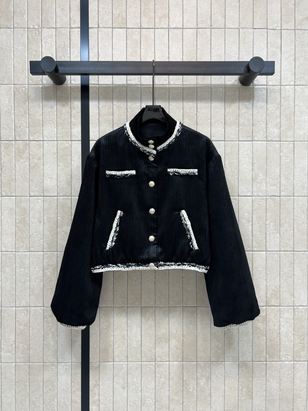 NO:566013,Xiaoxiangjia 25 new autumn and winter new black corduroy jacket, soft and comfortable, retro and elegant, a must-have for autumn and winter!  Round neck + braided lace, customized gold button decoration, full French romantic atmosphere ~ short cut, looks great with high-waisted pants or skirts, easy to switch between smart or gentle style, corduroy material is warm and fashionable, the finishing touch of autumn and winter wardrobe!  One color three codes SML,,chanel,skirts,jackets & coats,alexander wang19860909小香家 25秋冬新款 黑色灯芯绒外套 柔软舒适 复古优雅 秋冬穿搭必备！圆领+编织花边 定制金纽扣装饰 法式浪漫氛围感拉满~短款剪裁 搭配高腰裤或裙装都很出彩 轻松切换干练or温柔风格 灯芯绒材质保暖又时髦 秋冬衣橱的点睛之选！一色三码 SML,,chanel,skirts,jackets & coats,alexander wang,Women's clothing