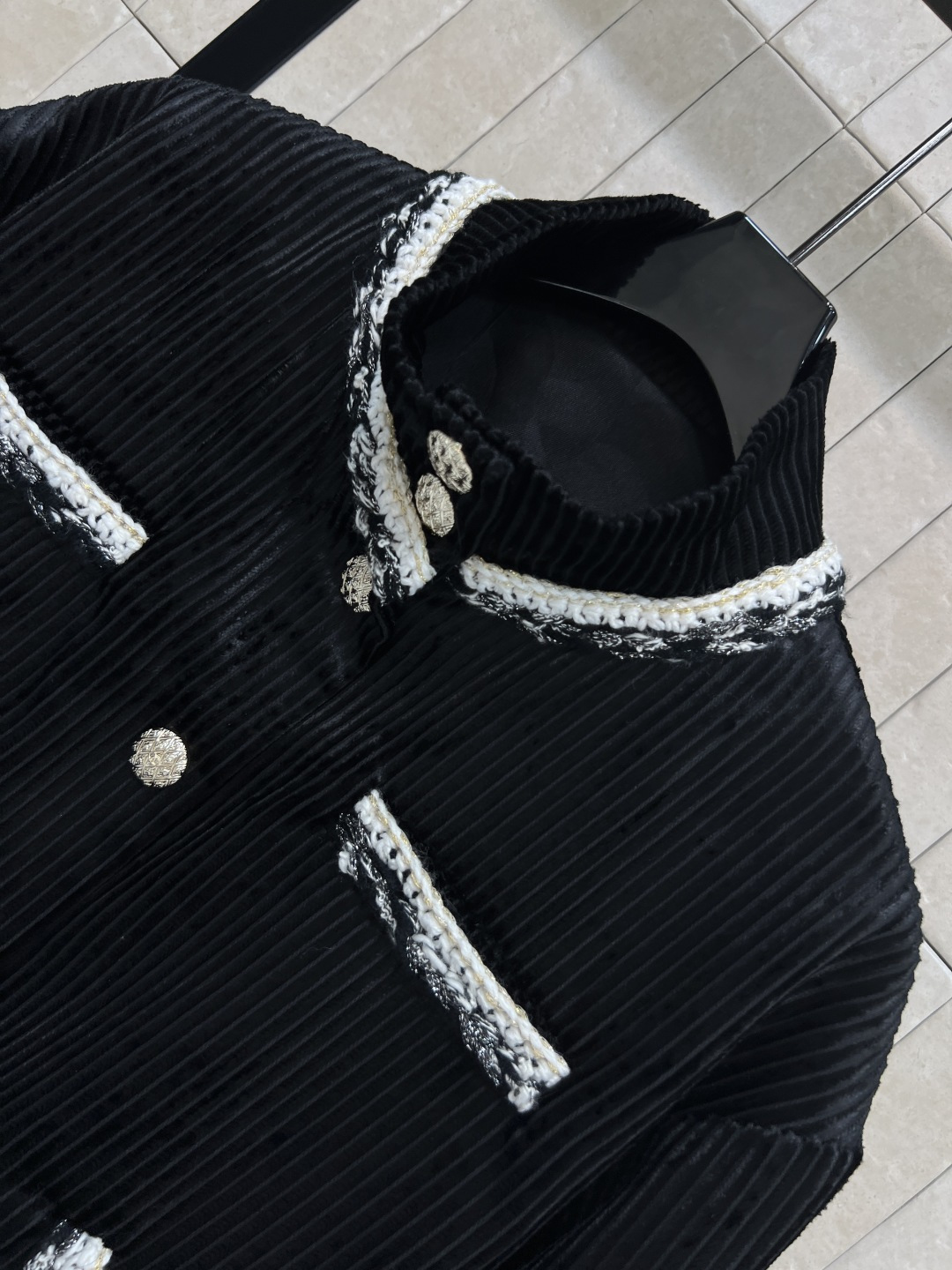 小香家 25秋冬新款 黑色灯芯绒外套 柔软舒适 复古优雅 秋冬穿搭必备！圆领+编织花边 定制金纽扣装饰 