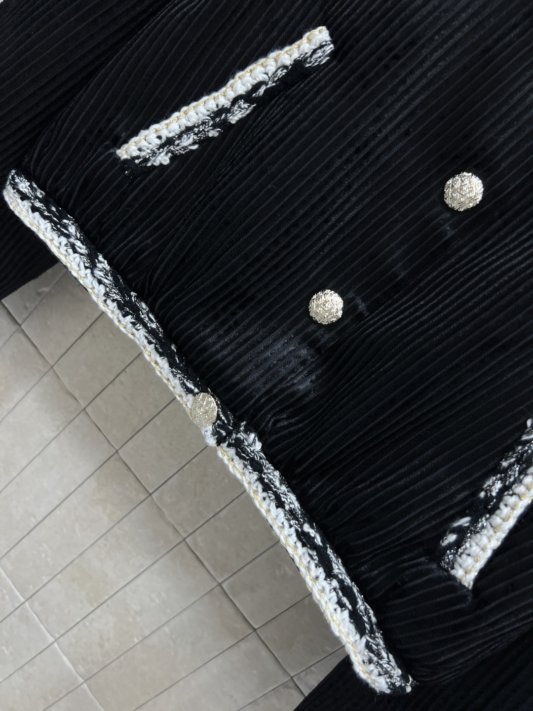 小香家 25秋冬新款 黑色灯芯绒外套 柔软舒适 复古优雅 秋冬穿搭必备！圆领+编织花边 定制金纽扣装饰 