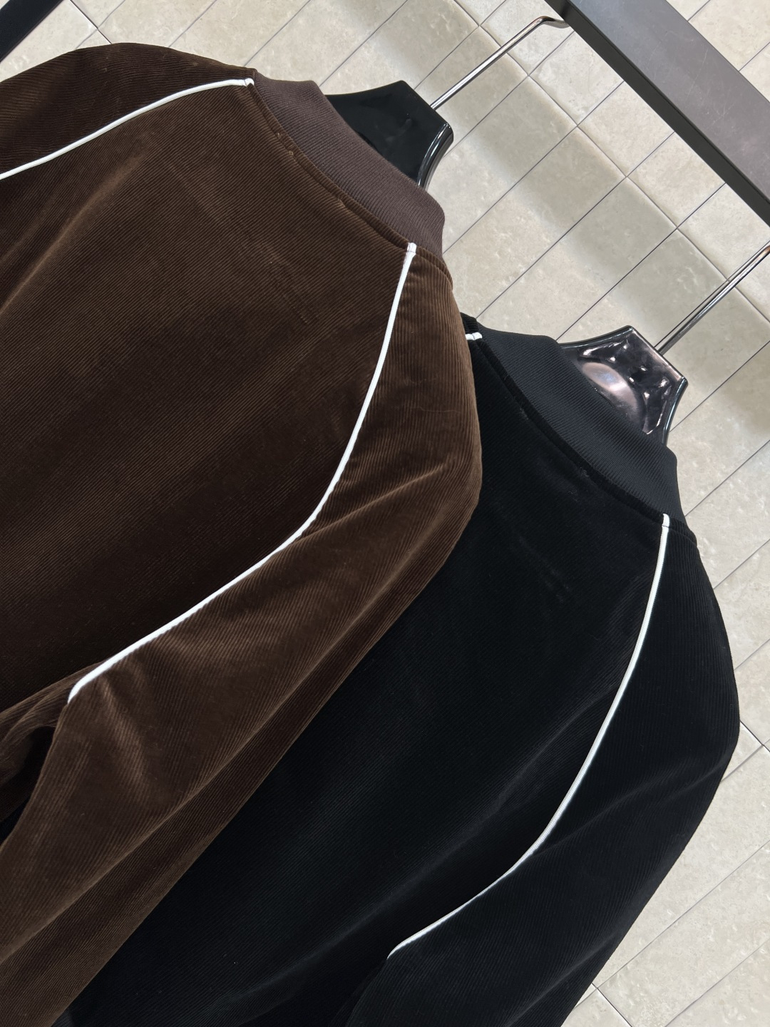 小香家 25秋冬新款 灯芯绒夹克外套 开模定制双C金属纽扣 细节精致 秋冬氛围感满满 短款设计版型 上身