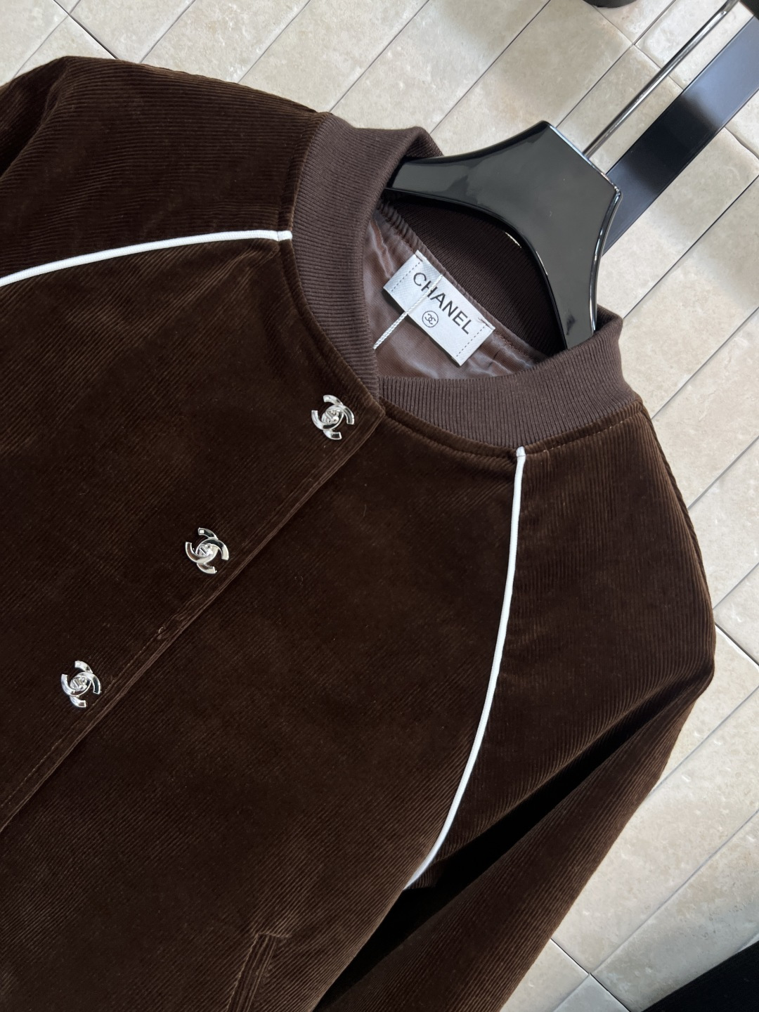 小香家 25秋冬新款 灯芯绒夹克外套 开模定制双C金属纽扣 细节精致 秋冬氛围感满满 短款设计版型 上身