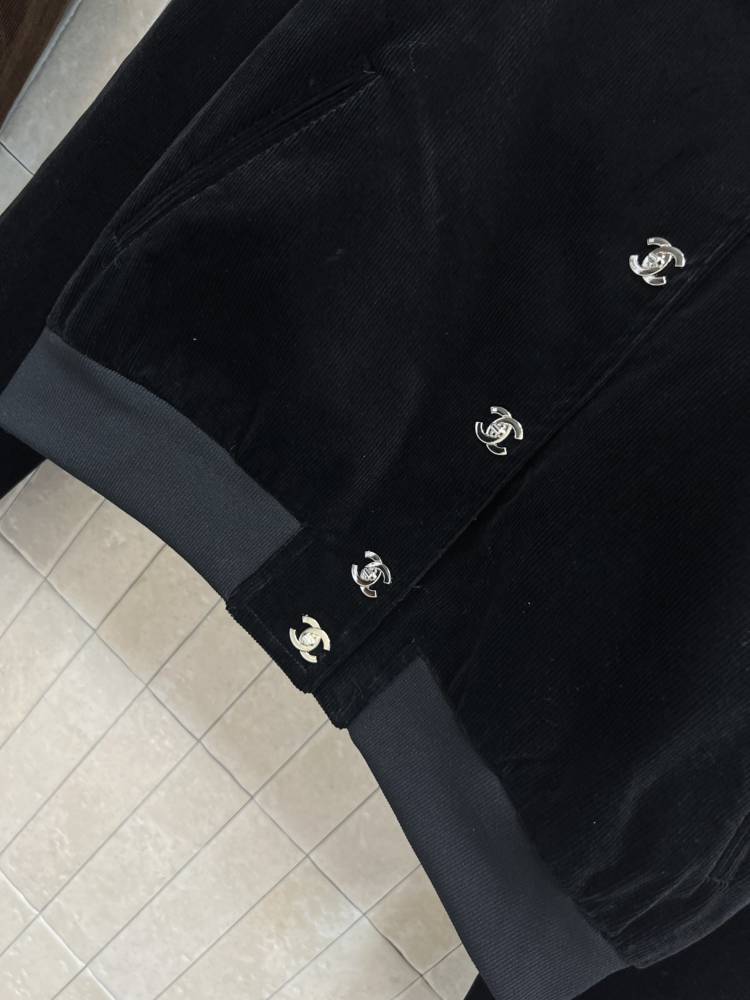 小香家 25秋冬新款 灯芯绒夹克外套 开模定制双C金属纽扣 细节精致 秋冬氛围感满满 短款设计版型 上身