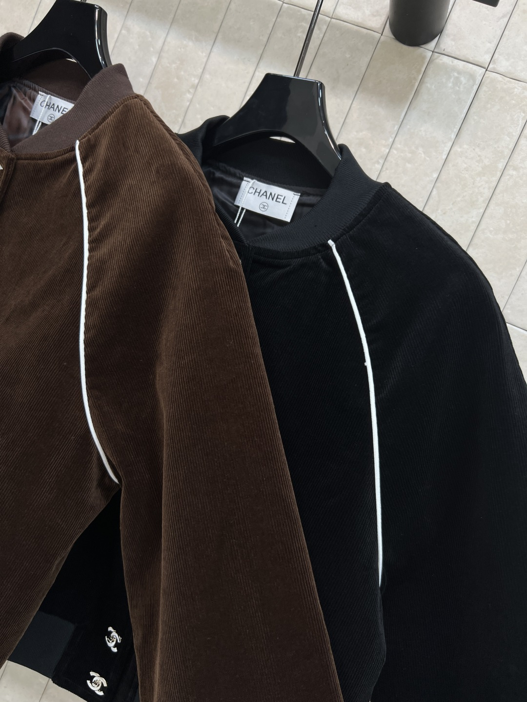 小香家 25秋冬新款 灯芯绒夹克外套 开模定制双C金属纽扣 细节精致 秋冬氛围感满满 短款设计版型 上身