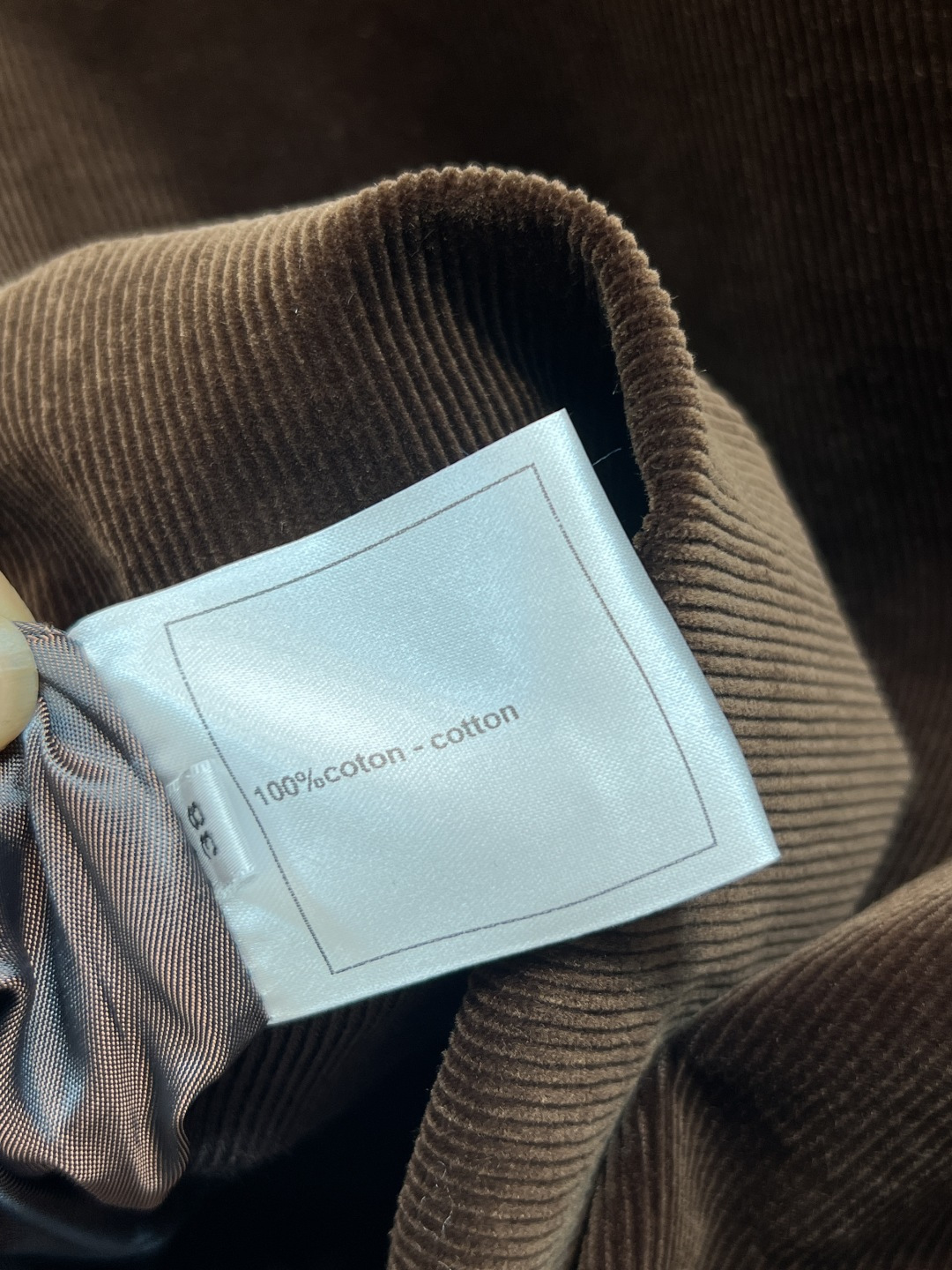 小香家 25秋冬新款 灯芯绒夹克外套 开模定制双C金属纽扣 细节精致 秋冬氛围感满满 短款设计版型 上身