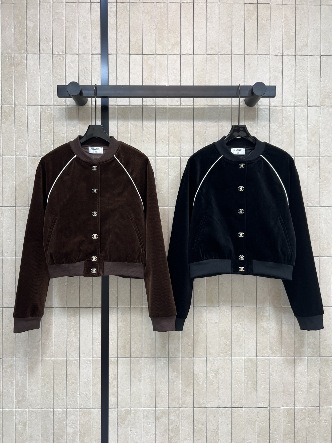 NO:565972,Xiaoxiangjia 25 new autumn and winter style corduroy jacket with custom molded double C metal buttons. Exquisite details. Full of autumn and winter atmosphere. Short design. The upper body is very elegant. Small people can easily control it. Super versatile for daily wear ~ two colors and three sizes,,chanel,jackets & coats,jackets & coats,alexander wang19860909小香家 25秋冬新款 灯芯绒夹克外套 开模定制双C金属纽扣 细节精致 秋冬氛围感满满 短款设计版型 上身非常优雅 小个子也能轻松驾驭 日常穿搭超百搭~两色三码,,chanel,jackets & coats,jackets & coats,alexander wang,Women's clothing