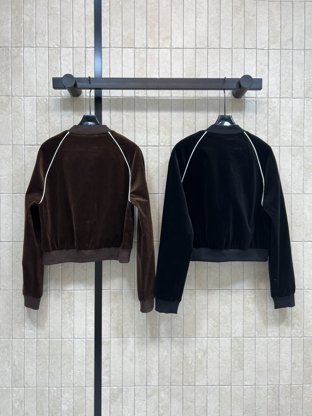 小香家 25秋冬新款 灯芯绒夹克外套 开模定制双C金属纽扣 细节精致 秋冬氛围感满满 短款设计版型 上身