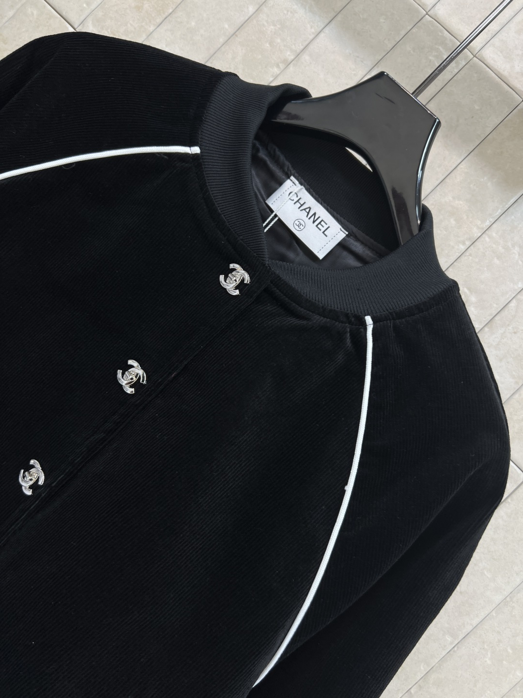 小香家 25秋冬新款 灯芯绒夹克外套 开模定制双C金属纽扣 细节精致 秋冬氛围感满满 短款设计版型 上身