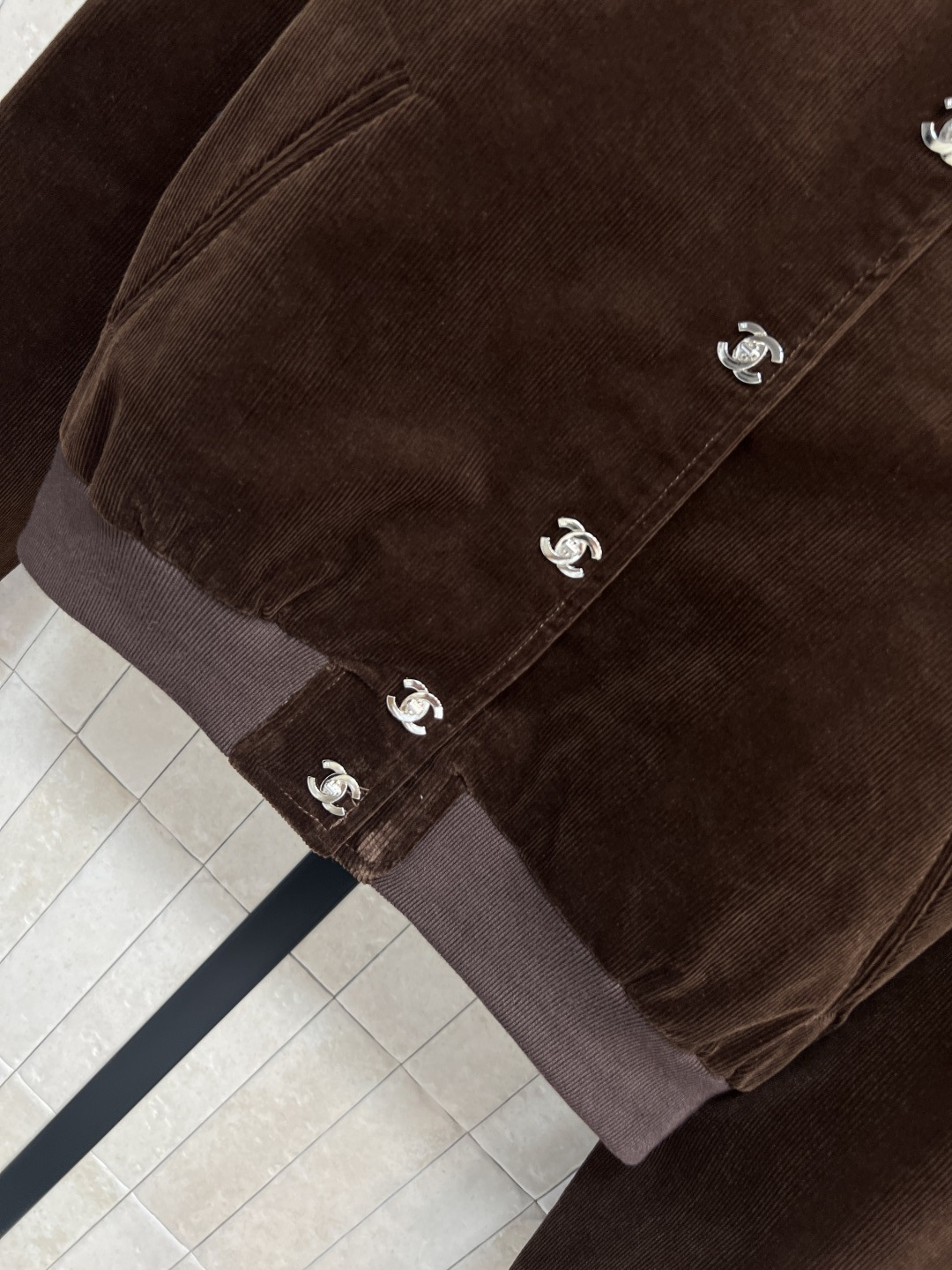 小香家 25秋冬新款 灯芯绒夹克外套 开模定制双C金属纽扣 细节精致 秋冬氛围感满满 短款设计版型 上身