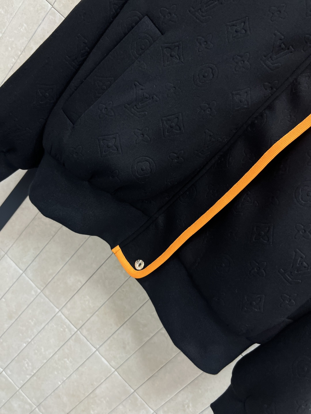 L家 25秋冬新款 老花连帽休闲外套 搭配橙色织带边饰 活力满满！高密度面料柔软舒适 秋冬穿超合适公 袖