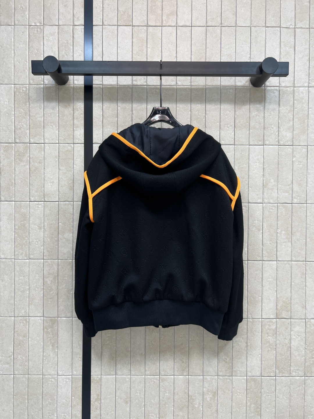 L家 25秋冬新款 老花连帽休闲外套 搭配橙色织带边饰 活力满满！高密度面料柔软舒适 秋冬穿超合适公 袖