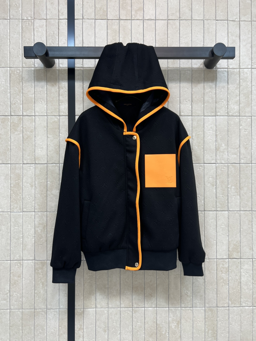 NO:565982,L's new autumn and winter 25 presbyopic hooded casual jacket with orange webbing trim is full of energy!  The high-density fabric is soft and comfortable, perfect for men in autumn and winter. The cuffs and hem are threaded and elasticated to keep warm!  Logo lining and zipper details are sporty and are suitable for daily wear or light sports. Three sizes in one color, Louis Vuitton, jackets & coats, hats, alexander wang19860909L家 25秋冬新款 老花连帽休闲外套 搭配橙色织带边饰 活力满满！高密度面料柔软舒适 秋冬穿超合适公 袖口和下摆螺纹松紧设计 保暖力UP！logo内衬和拉链细节 运动感十足 日常穿搭或轻运动都很OK一色三码,,louis vuitton,jackets & coats,hats,alexander wang,Women's clothing