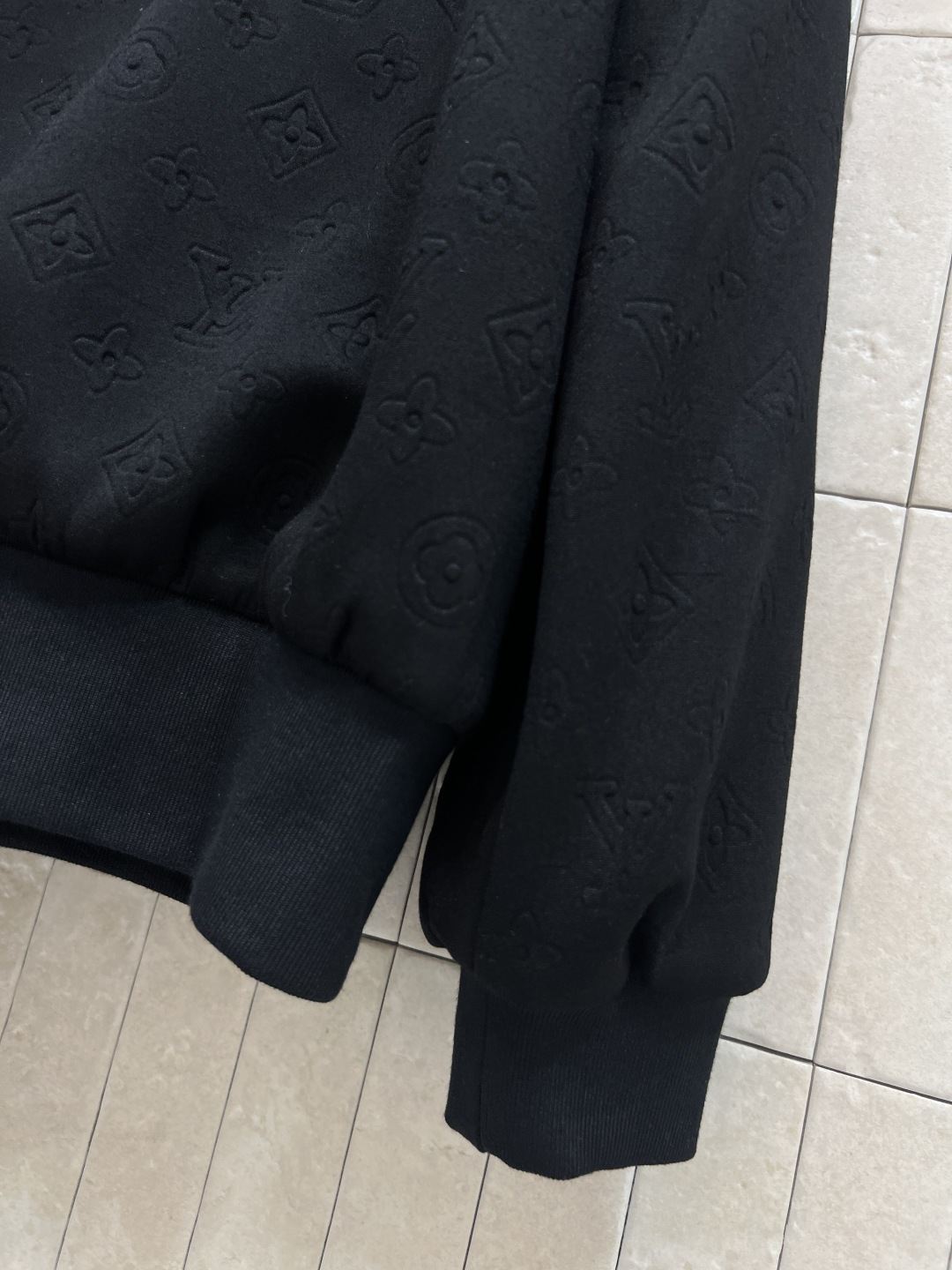 L家 25秋冬新款 老花连帽休闲外套 搭配橙色织带边饰 活力满满！高密度面料柔软舒适 秋冬穿超合适公 袖