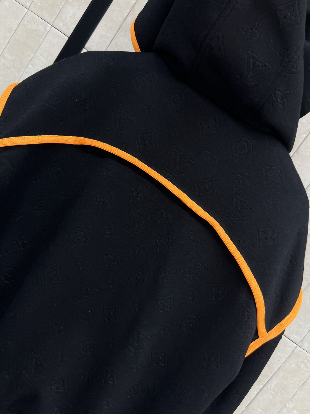 L家 25秋冬新款 老花连帽休闲外套 搭配橙色织带边饰 活力满满！高密度面料柔软舒适 秋冬穿超合适公 袖