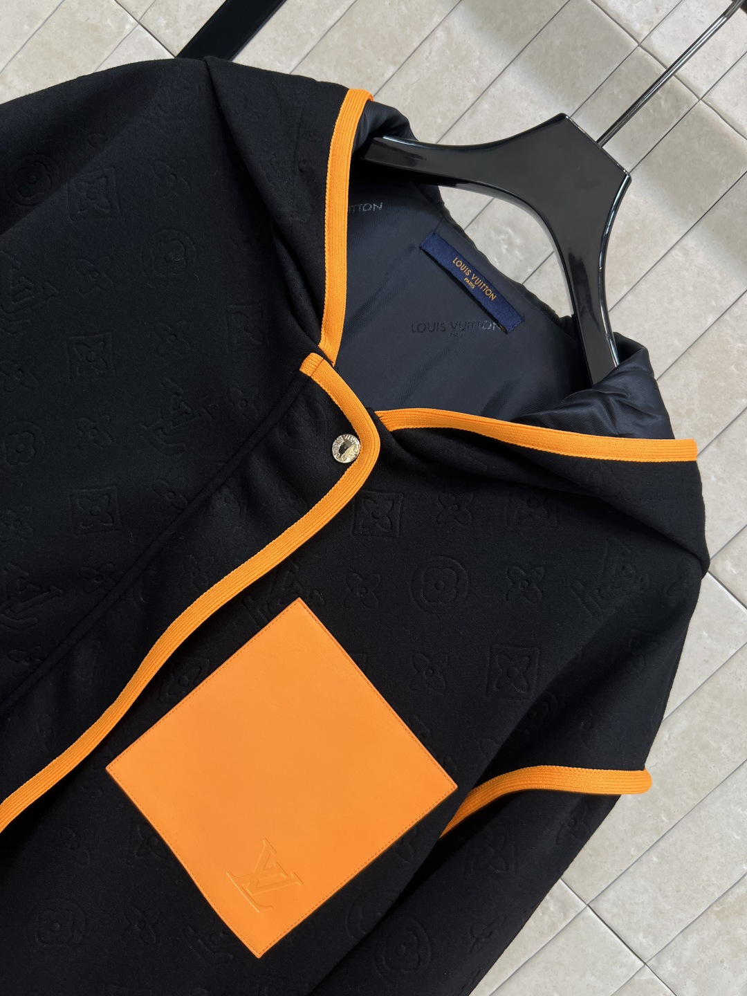 L家 25秋冬新款 老花连帽休闲外套 搭配橙色织带边饰 活力满满！高密度面料柔软舒适 秋冬穿超合适公 袖