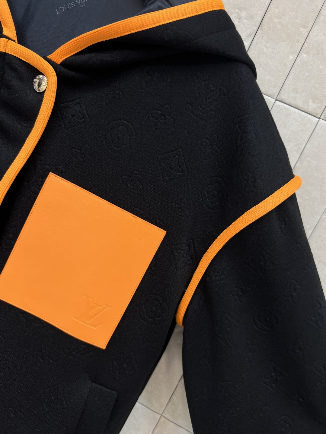 L家 25秋冬新款 老花连帽休闲外套 搭配橙色织带边饰 活力满满！高密度面料柔软舒适 秋冬穿超合适公 袖