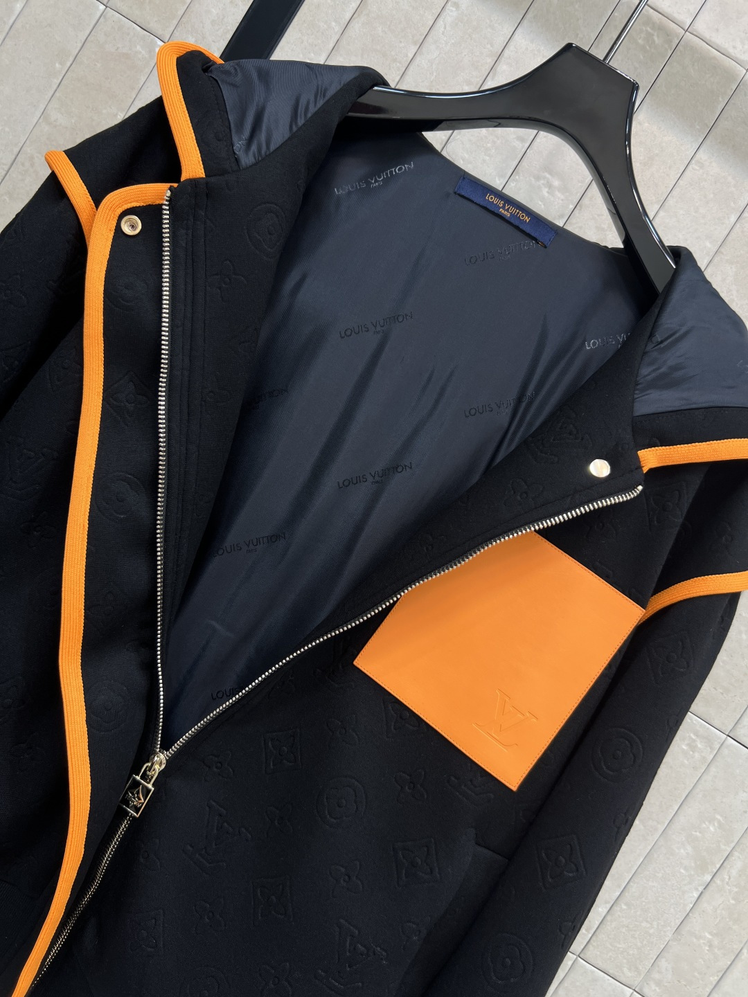 L家 25秋冬新款 老花连帽休闲外套 搭配橙色织带边饰 活力满满！高密度面料柔软舒适 秋冬穿超合适公 袖