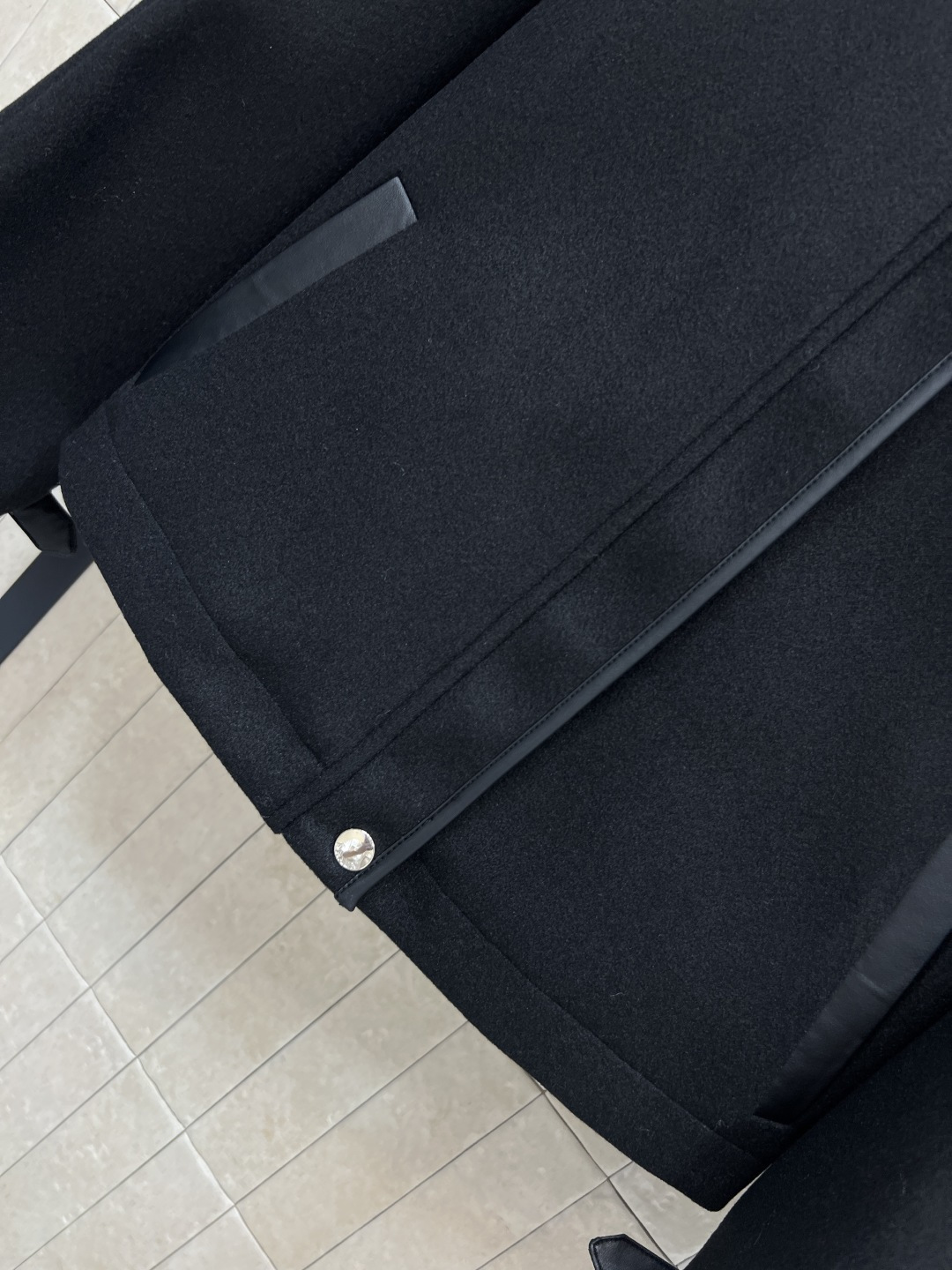 PD家 25秋冬新款 三角标连帽短夹克 连帽短款设计 胸前三角Logo低调有辨识度 袖口皮革点缀很有运动