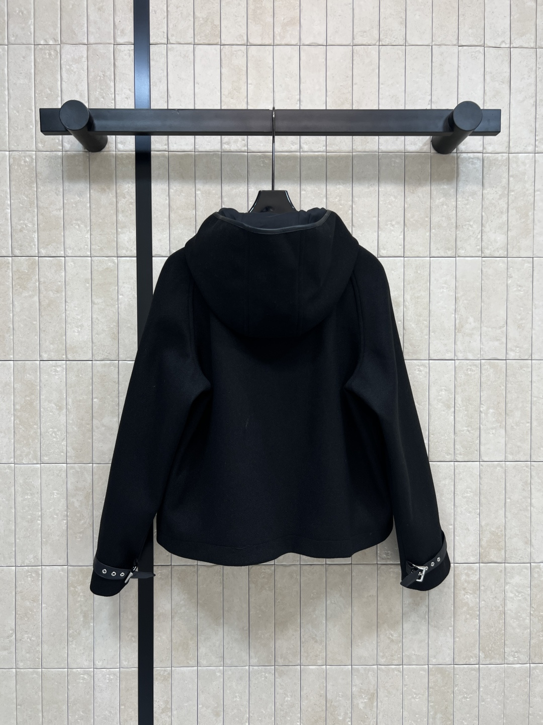 PD家 25秋冬新款 三角标连帽短夹克 连帽短款设计 胸前三角Logo低调有辨识度 袖口皮革点缀很有运动