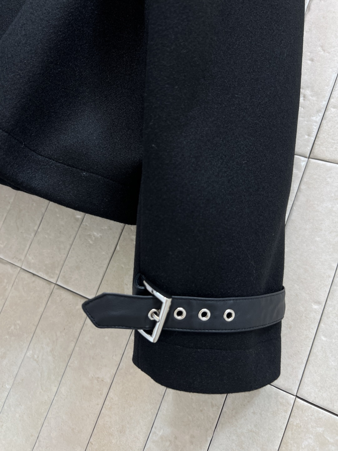 PD家 25秋冬新款 三角标连帽短夹克 连帽短款设计 胸前三角Logo低调有辨识度 袖口皮革点缀很有运动