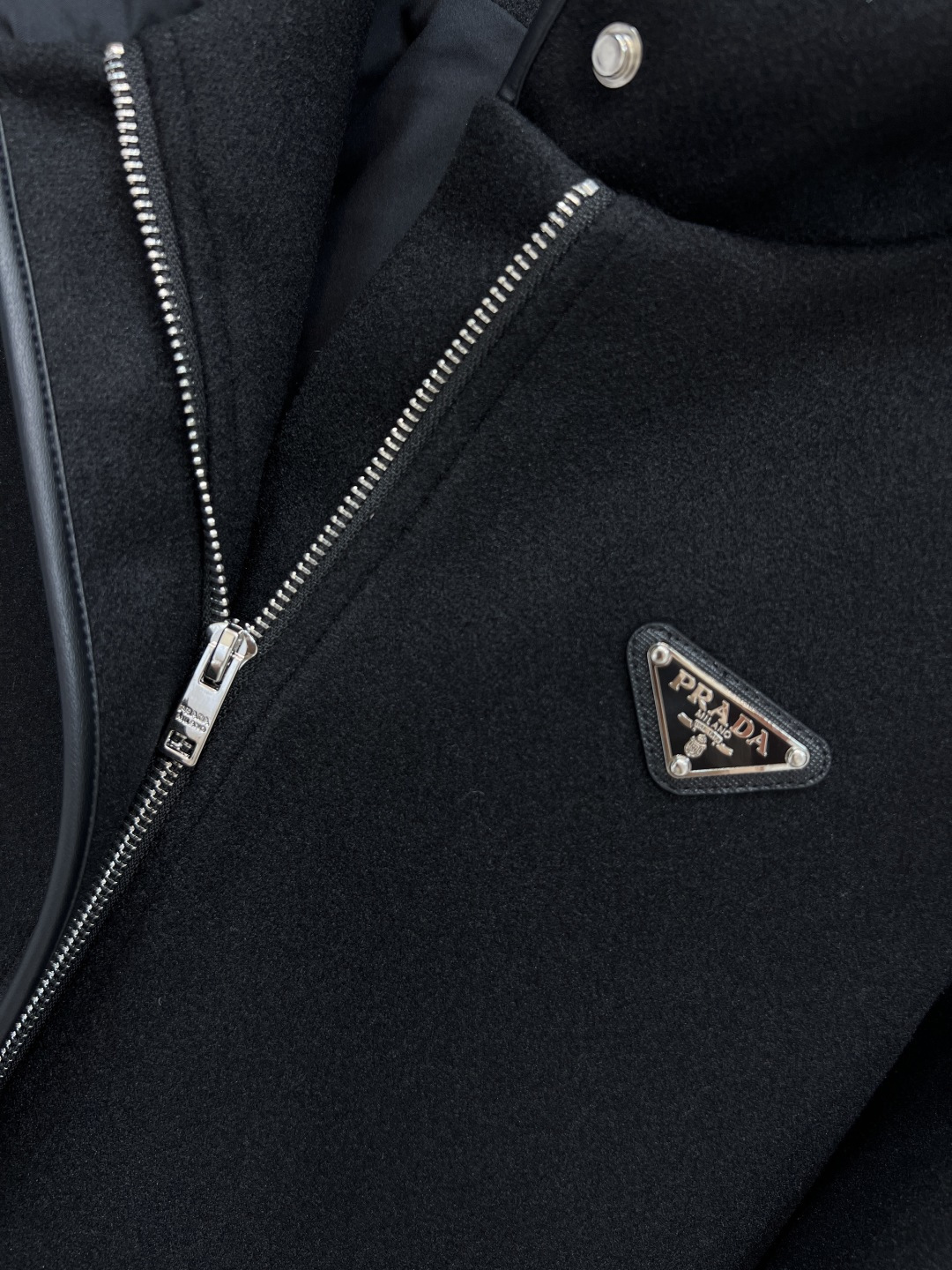 PD家 25秋冬新款 三角标连帽短夹克 连帽短款设计 胸前三角Logo低调有辨识度 袖口皮革点缀很有运动